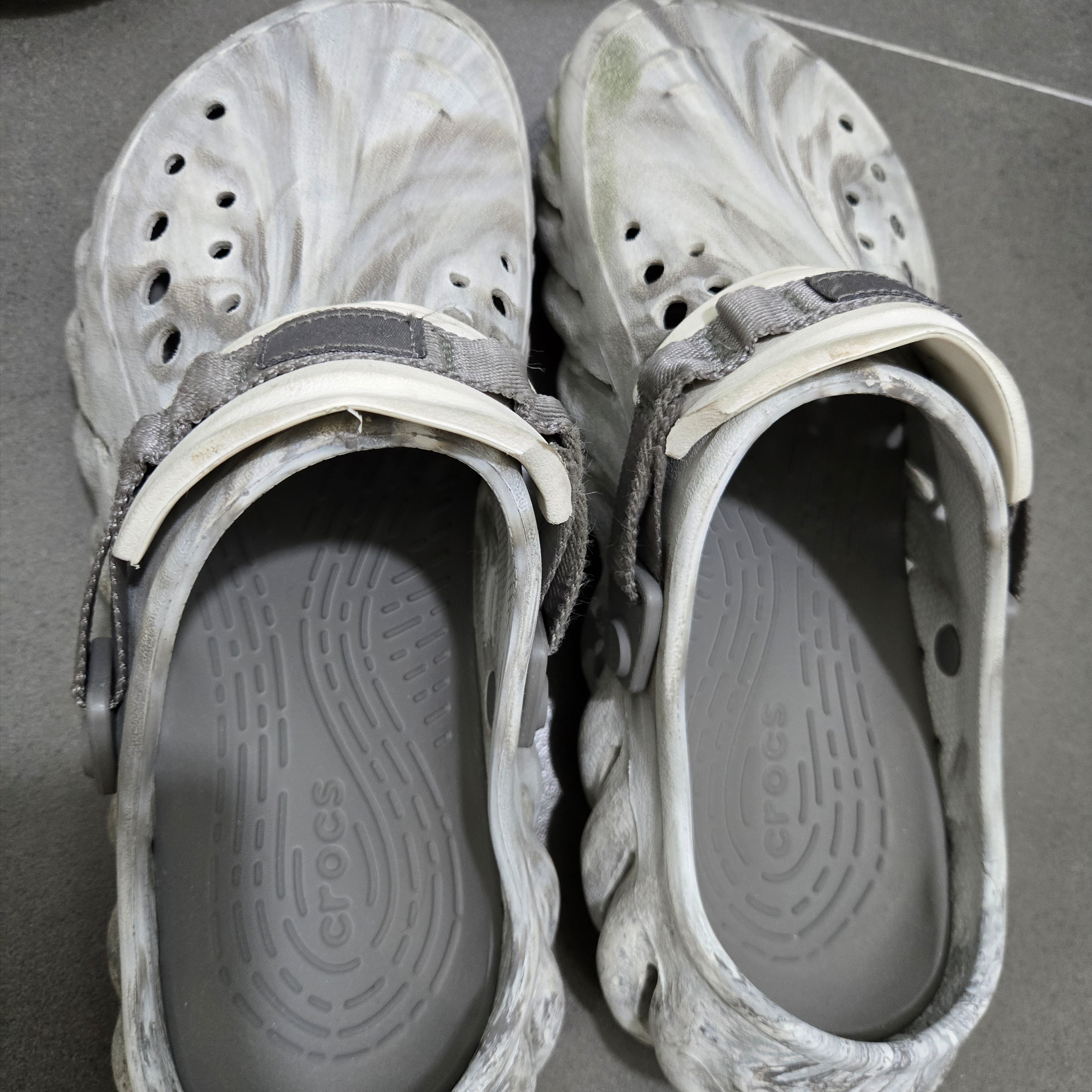 Crocs Echo Marbled Clog Moonlight Multi 착용 스타일