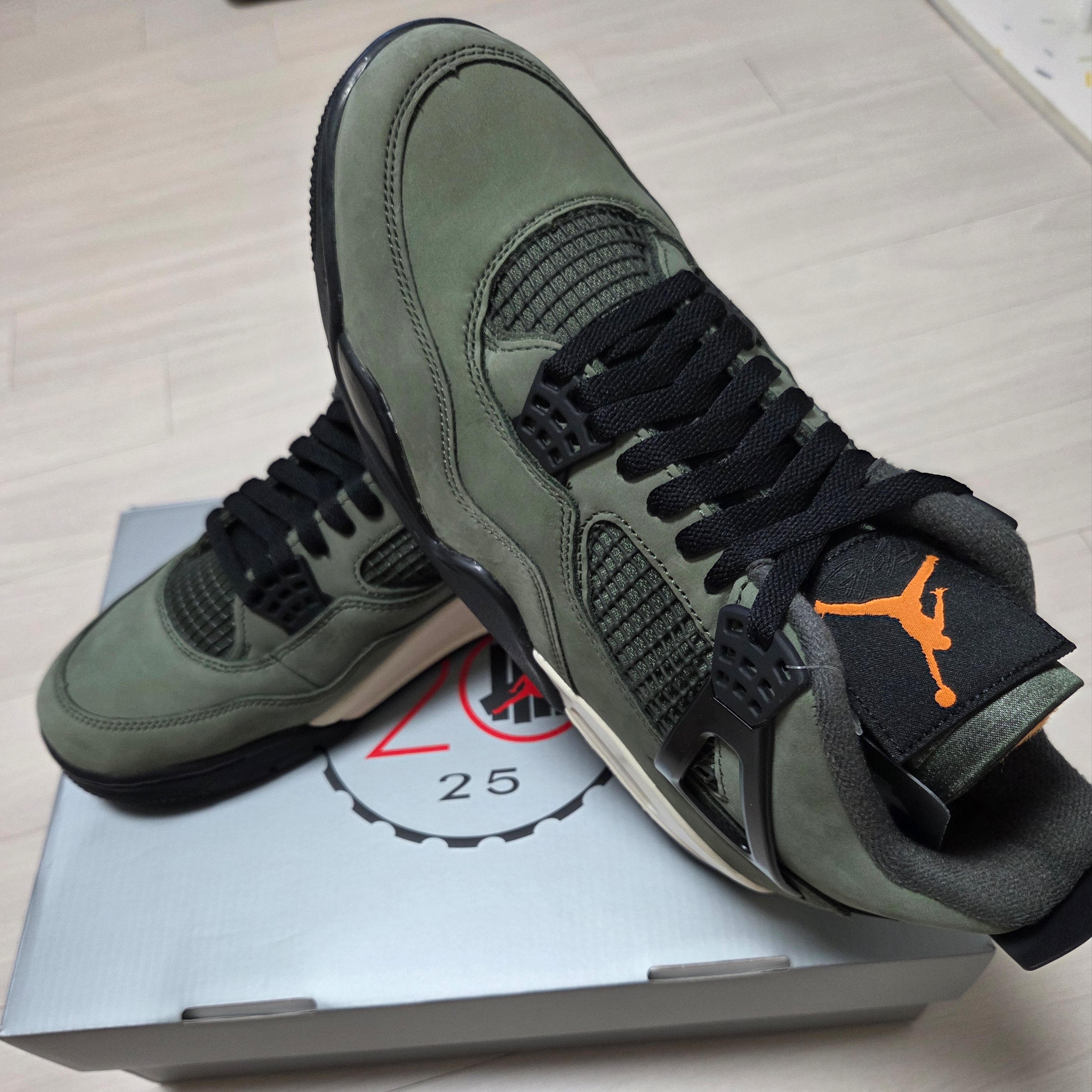 Jordan 4 x Undefeated Retro OG SP Deep Green and Clementine 착용 스타일 - 2