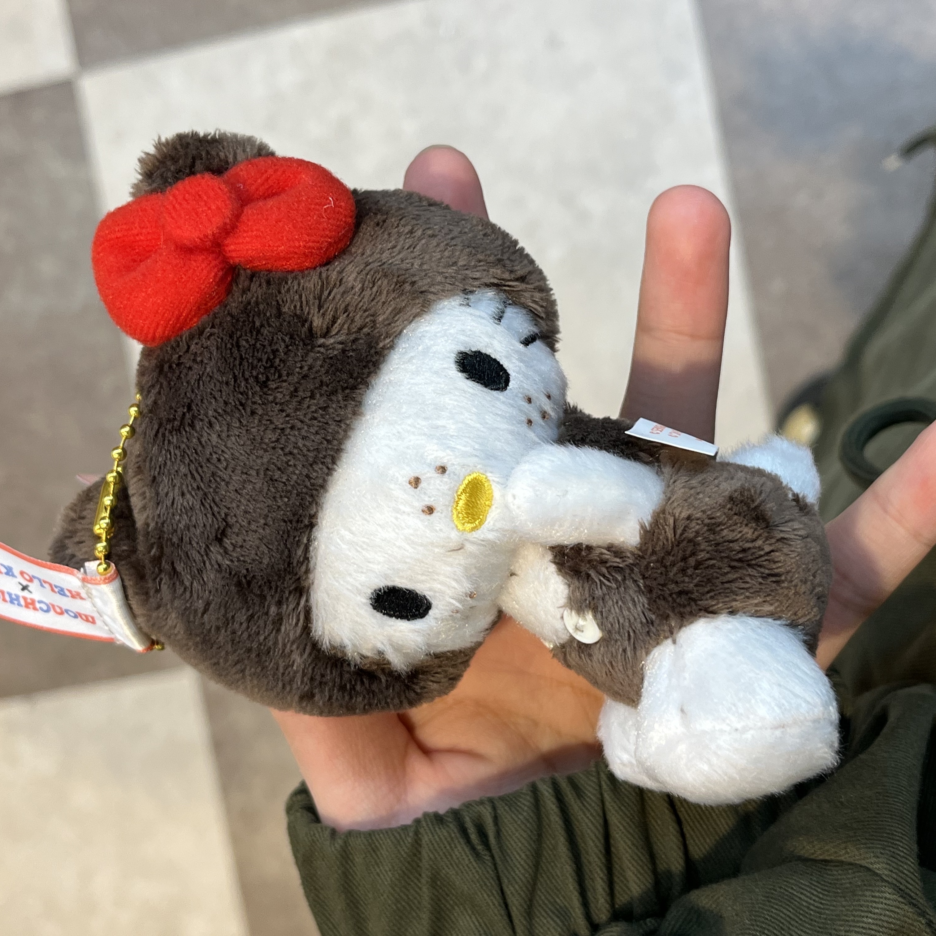 Sanrio Hello Kitty x Monchhichi 50th Anniversary Hello Kitty Holder 착용 스타일