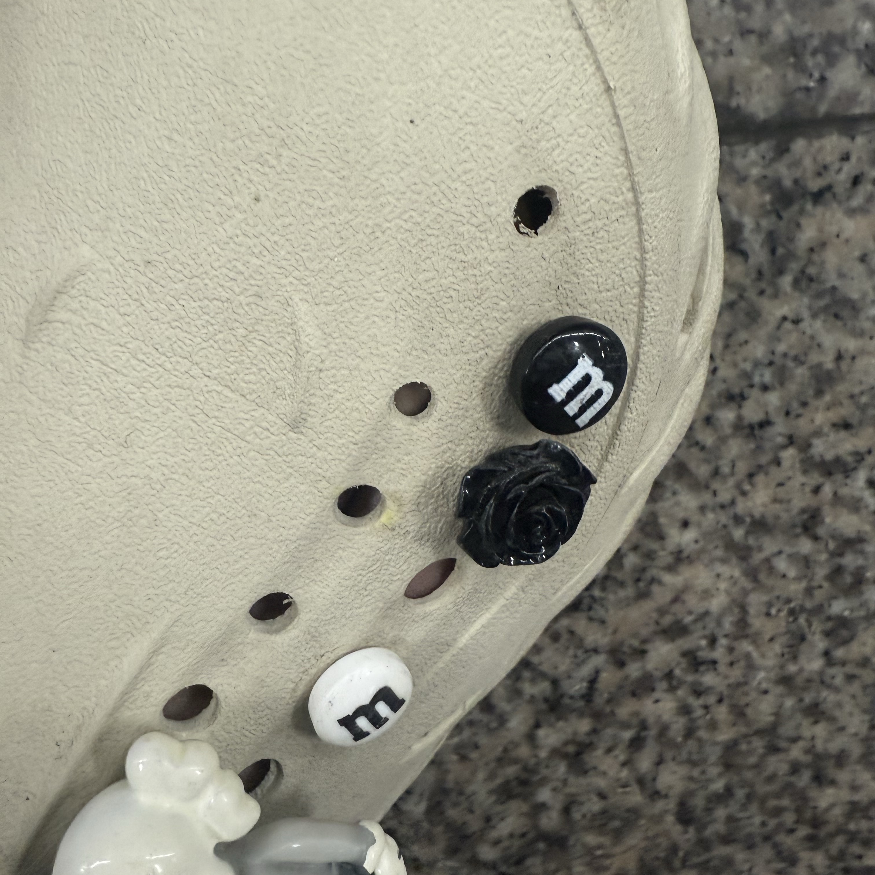 Crocs Echo Clog Bone Black 착용 스타일