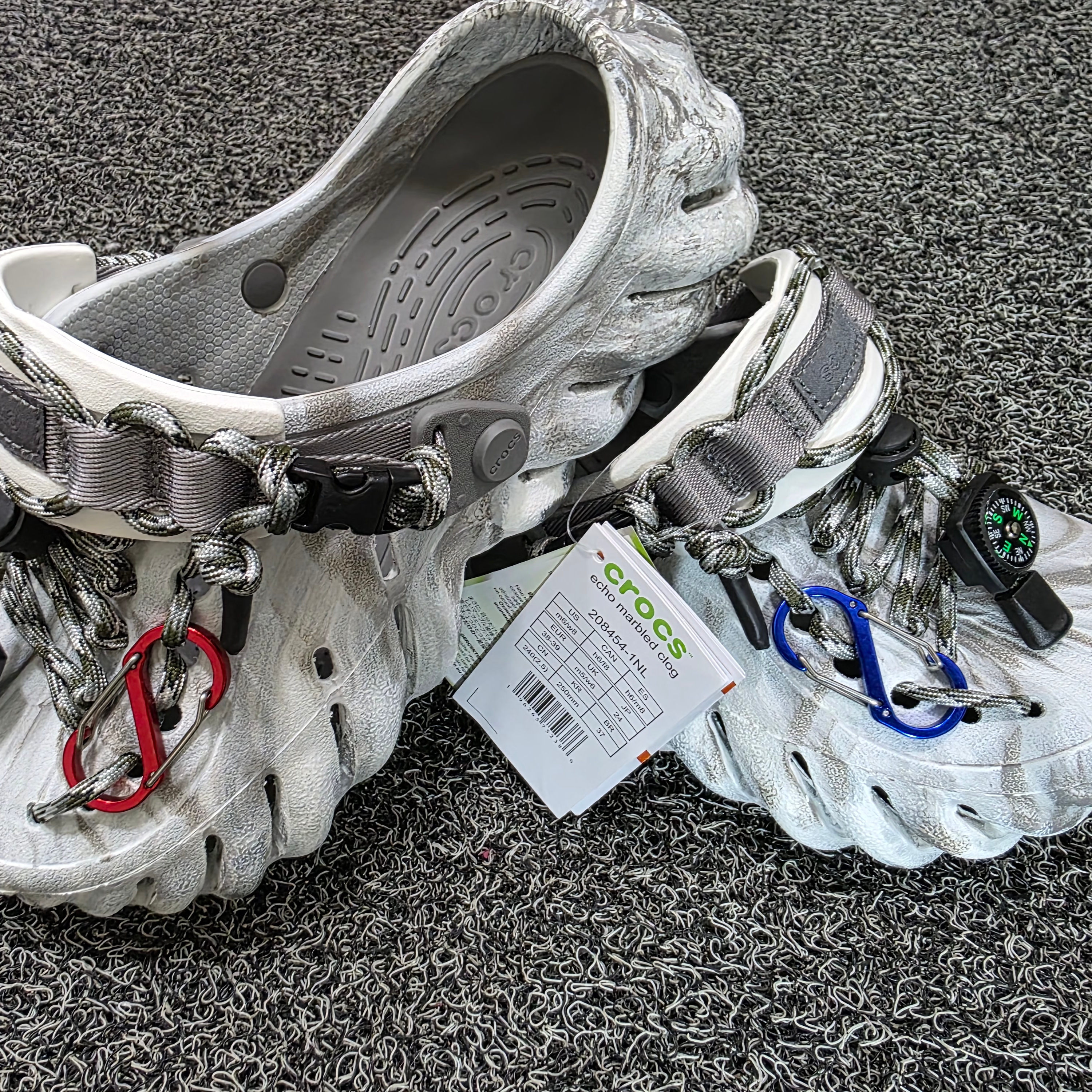 Crocs Echo Marbled Clog Moonlight Multi 착용 스타일 - 1