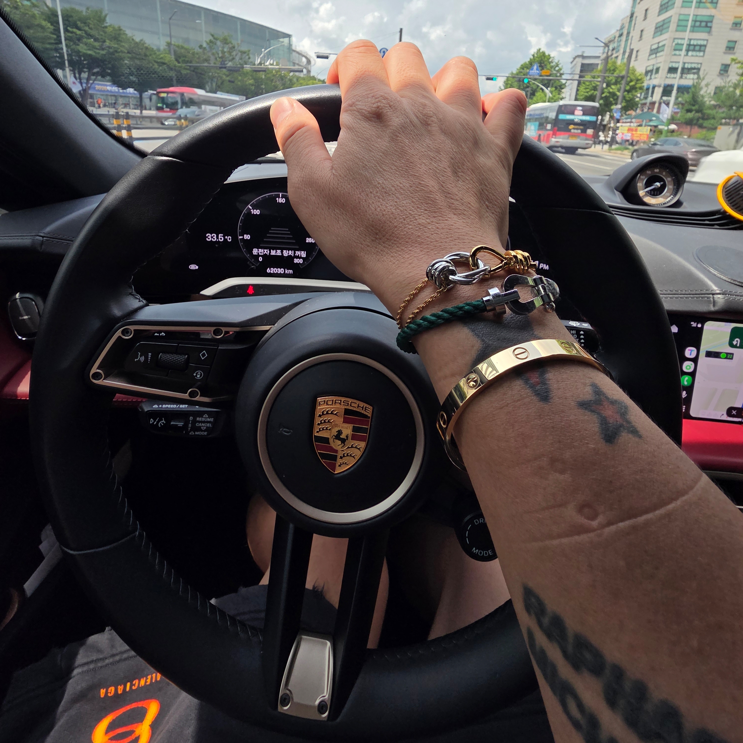 Cartier Love Bracelet Yellow Gold 착용 스타일 - 1