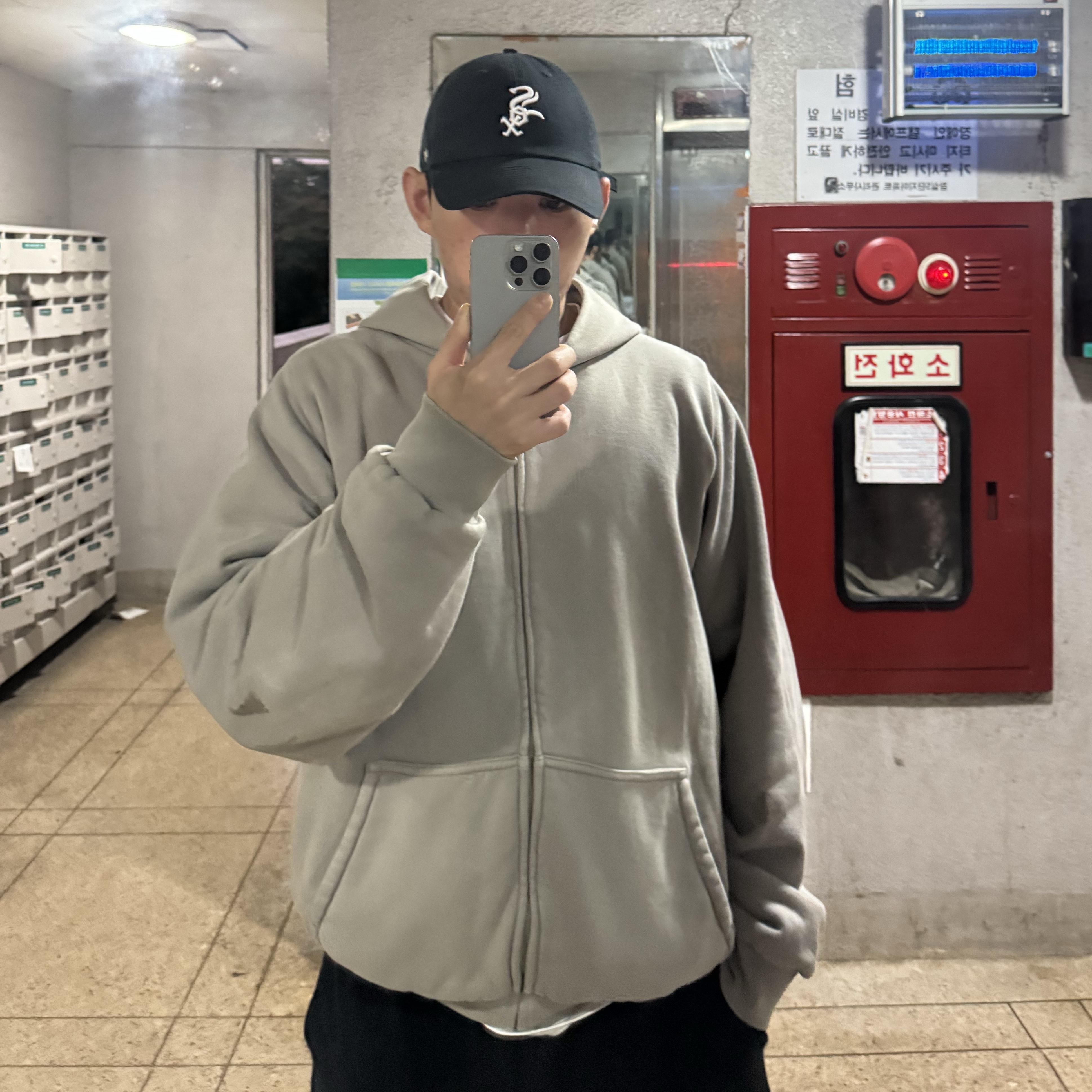 Yeezy YZY Zip-Up Hoodie Grey 착용 스타일