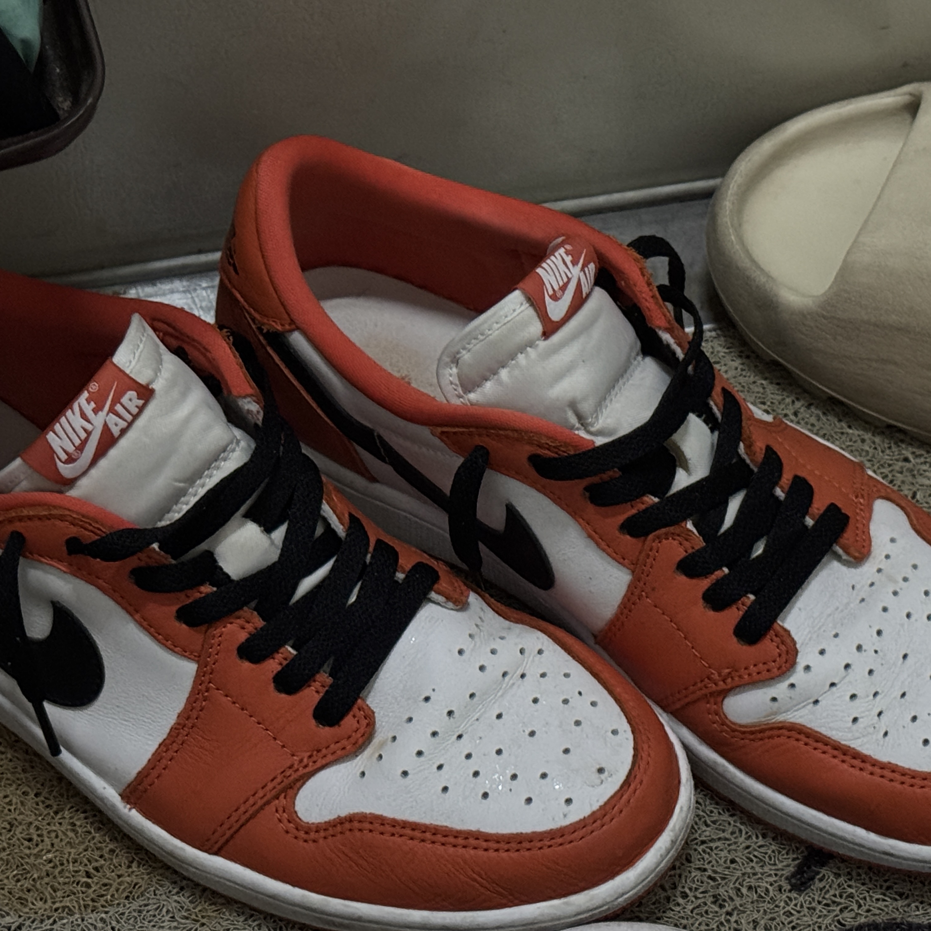 Jordan 1 Low OG Starfish, Adidas Yeezy Slide Bone 착용 스타일