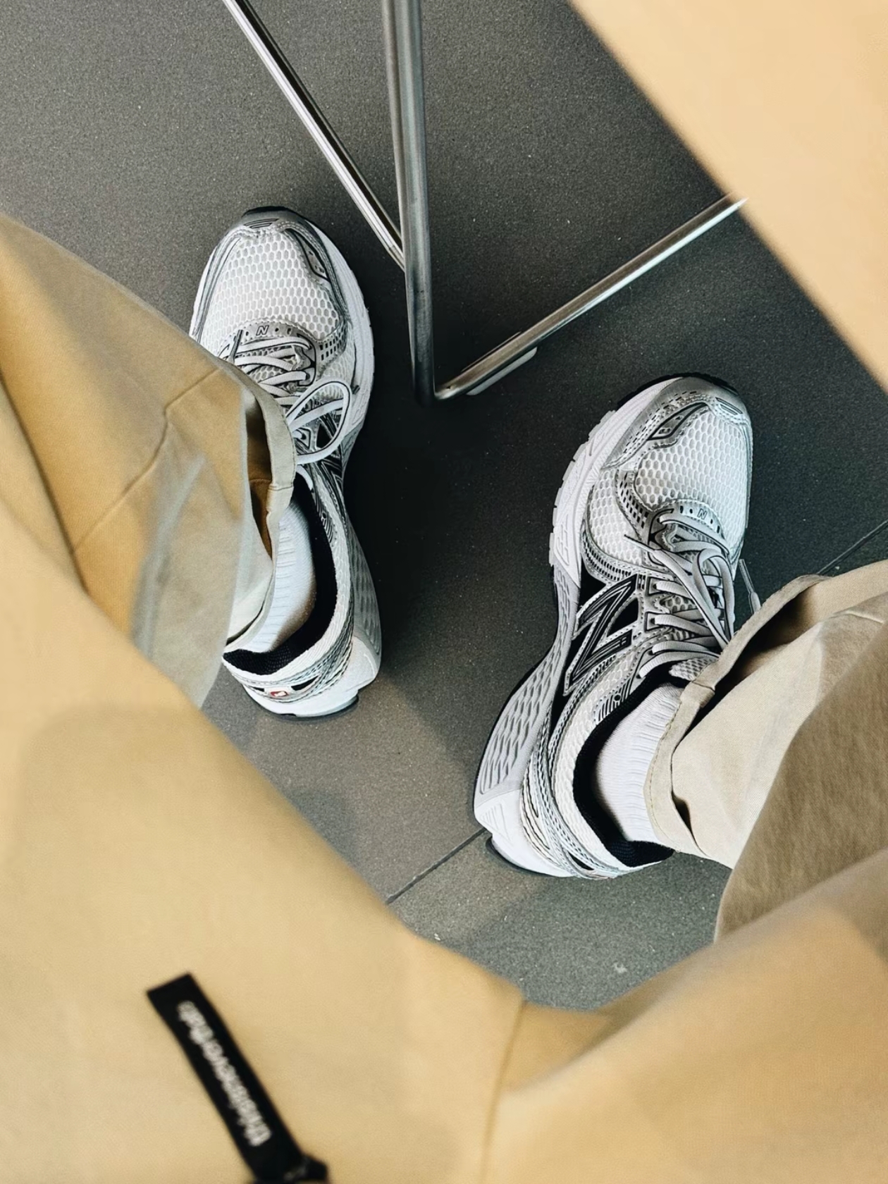 New Balance 860v2 White Black 착용 스타일