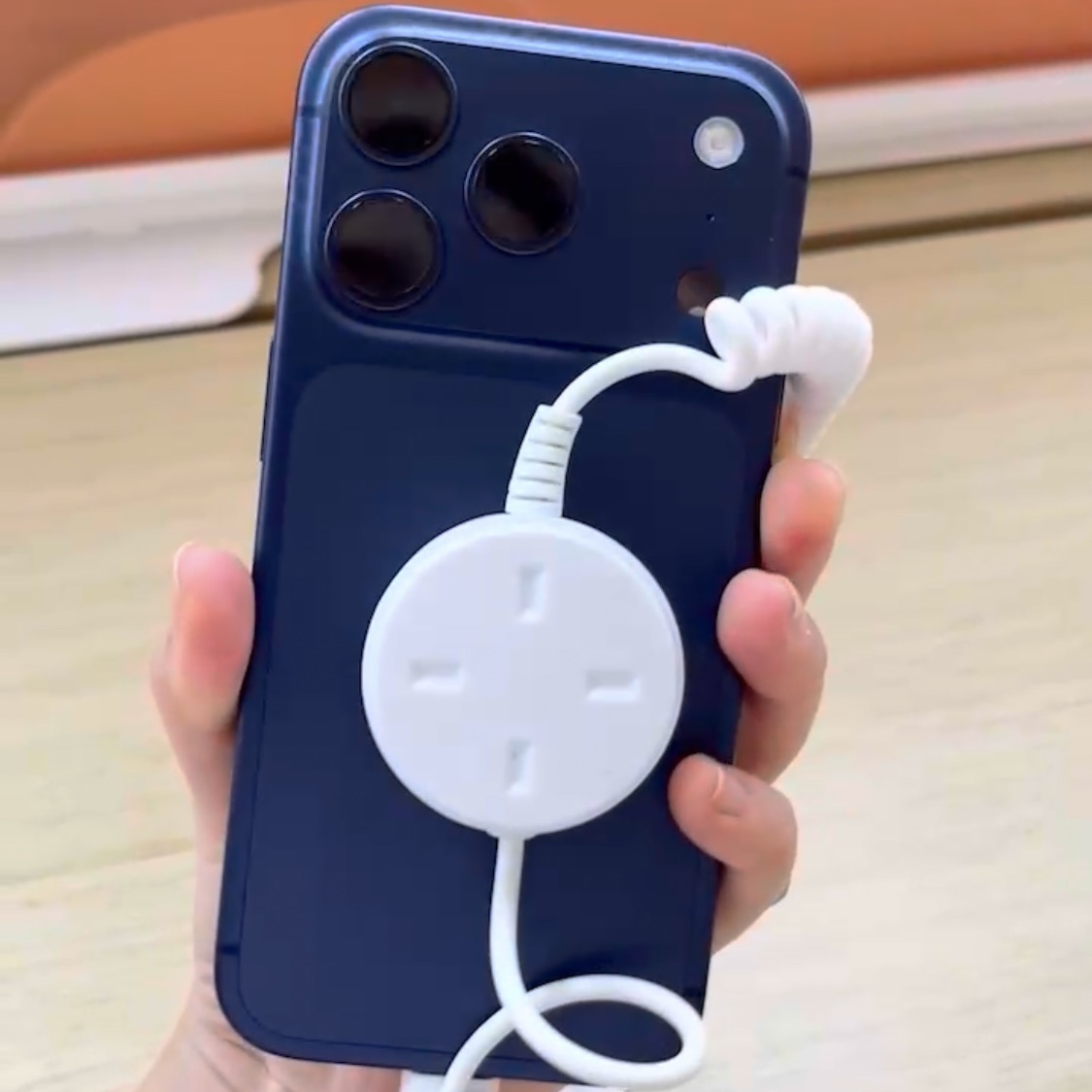 Apple iPhone 17 Pro 256GB Deep Blue 착용 스타일