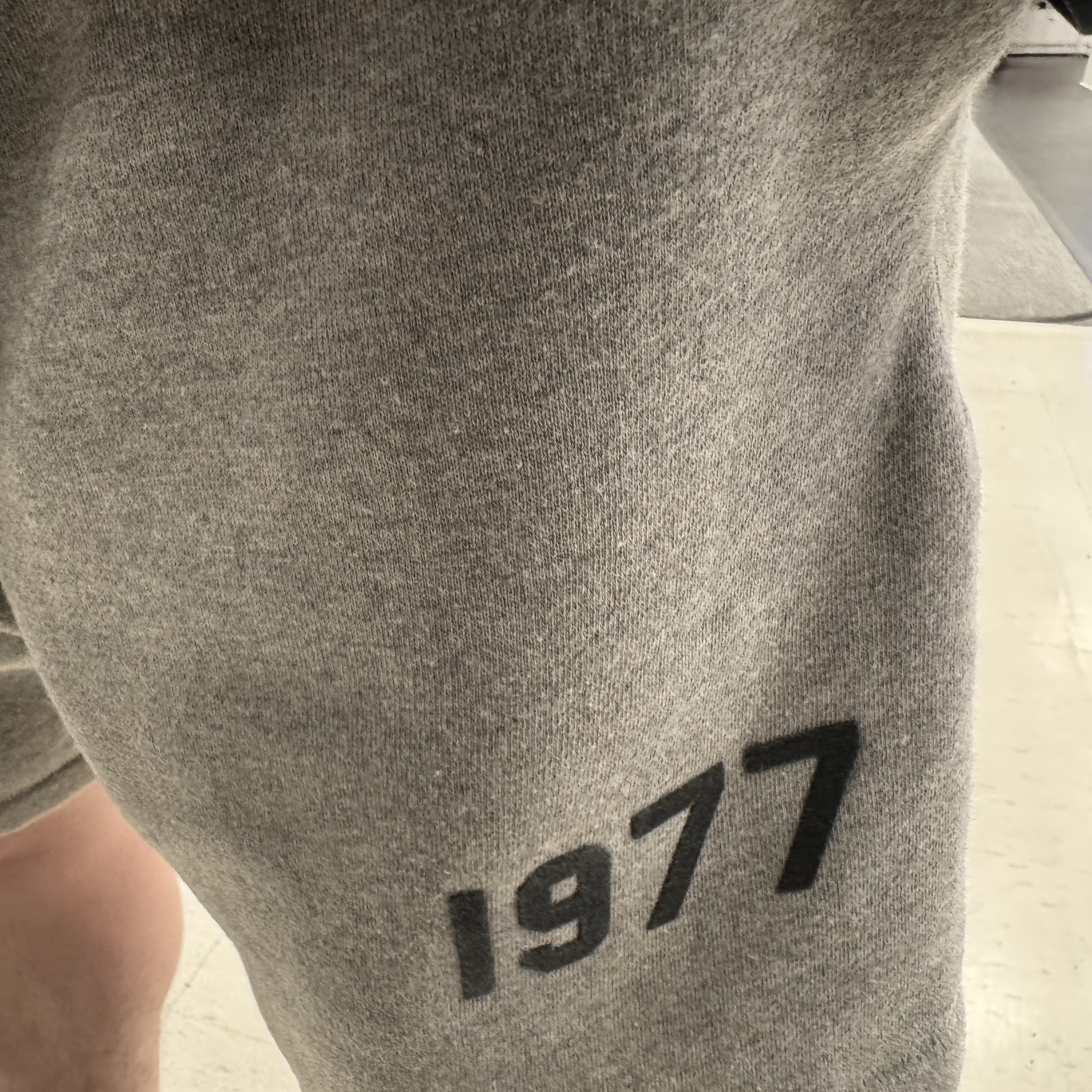 Essentials 1977 Shorts Dark Oatmeal - 22SS 착용 스타일