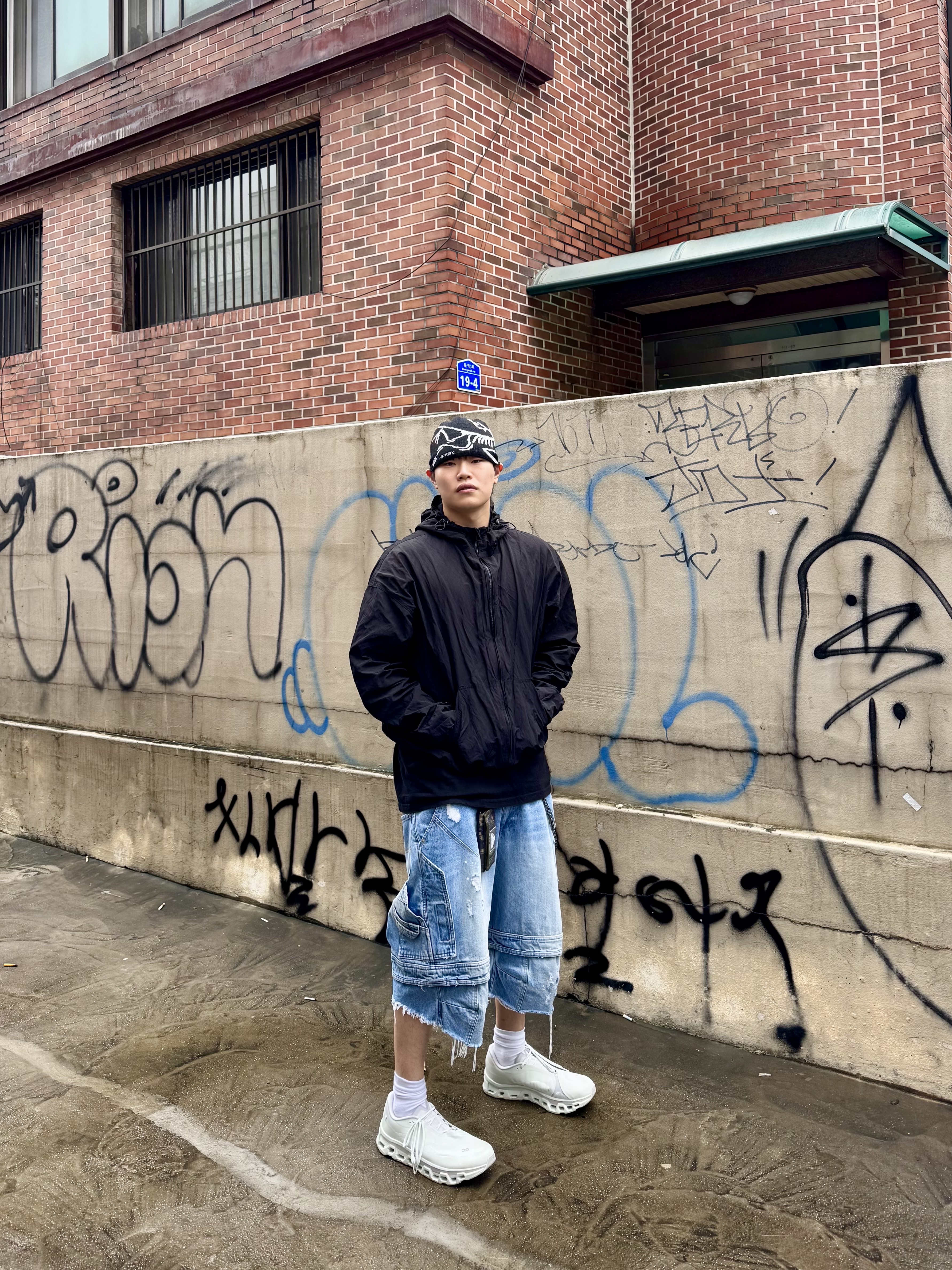 On Running x Post Archive Faction (Paf) Cloudmonster 2 Vapor Frost, Arc'teryx Bird Head Toque Orca 착용 스타일 - 1