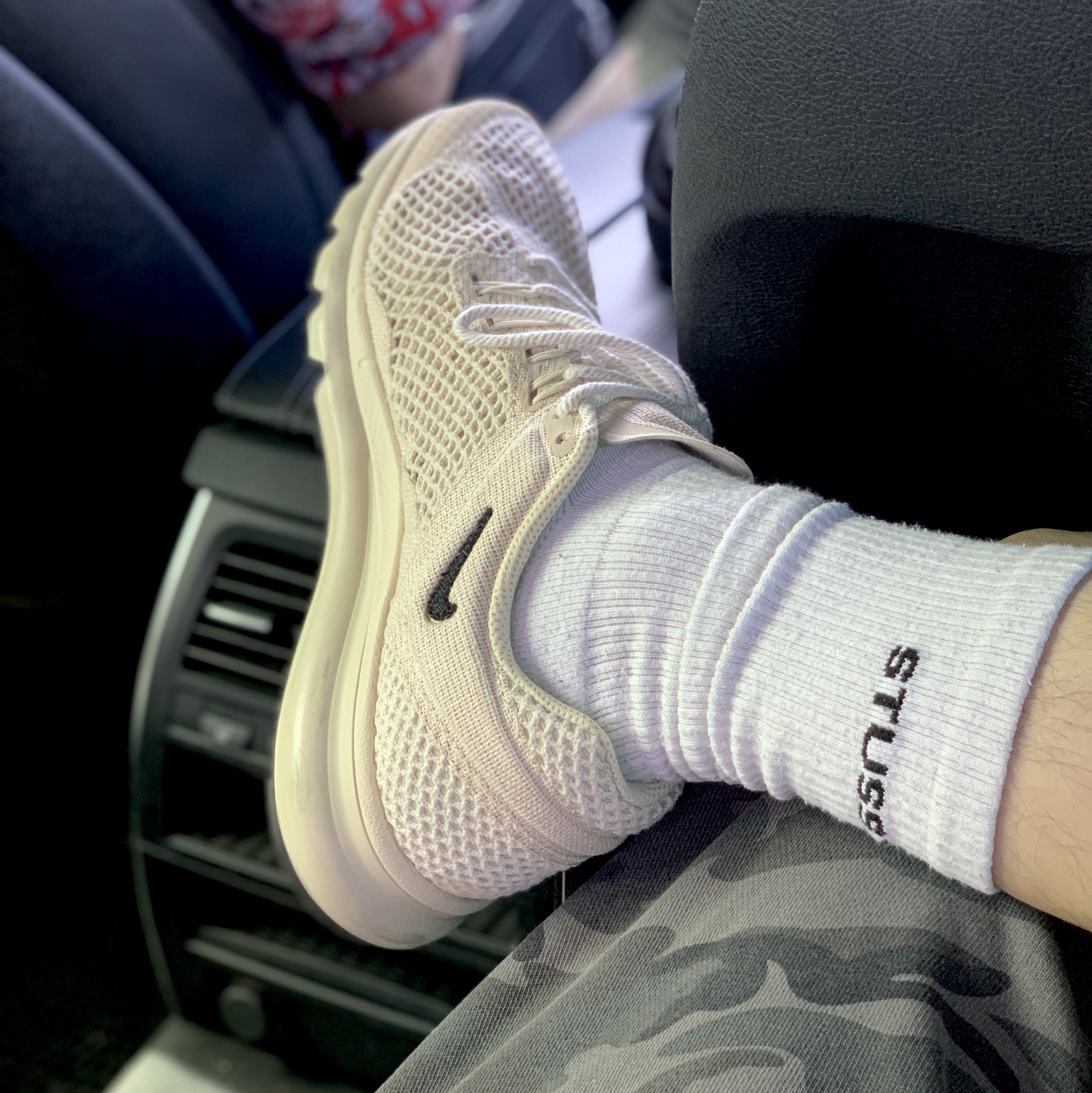Nike x Stussy Air Max 2013 Fossil, Nike x Stussy NRG Crew Socks White Black 착용 스타일