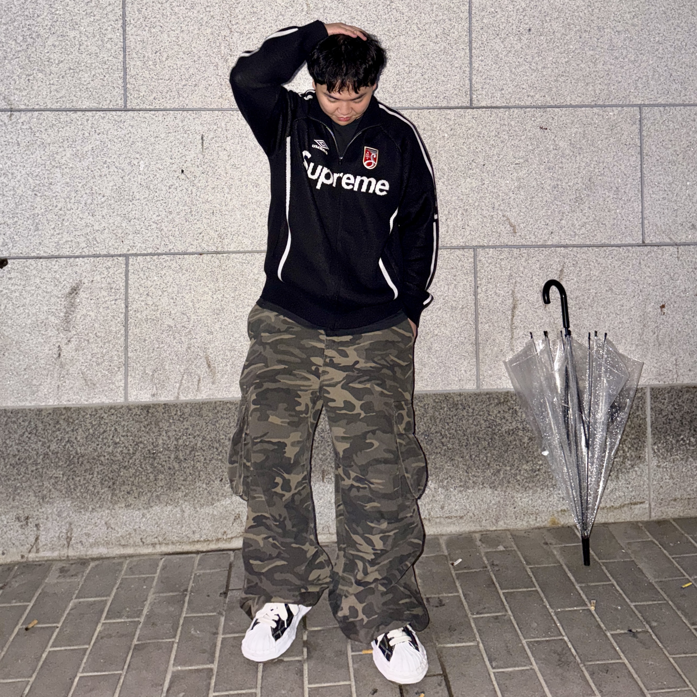 Supreme x Umbro Zip Up Sweater Black - 25SS, Maison Mihara Yasuhiro Blakey OG Sole Canvas Low-top Sneakers Black White 착용 스타일 - 3