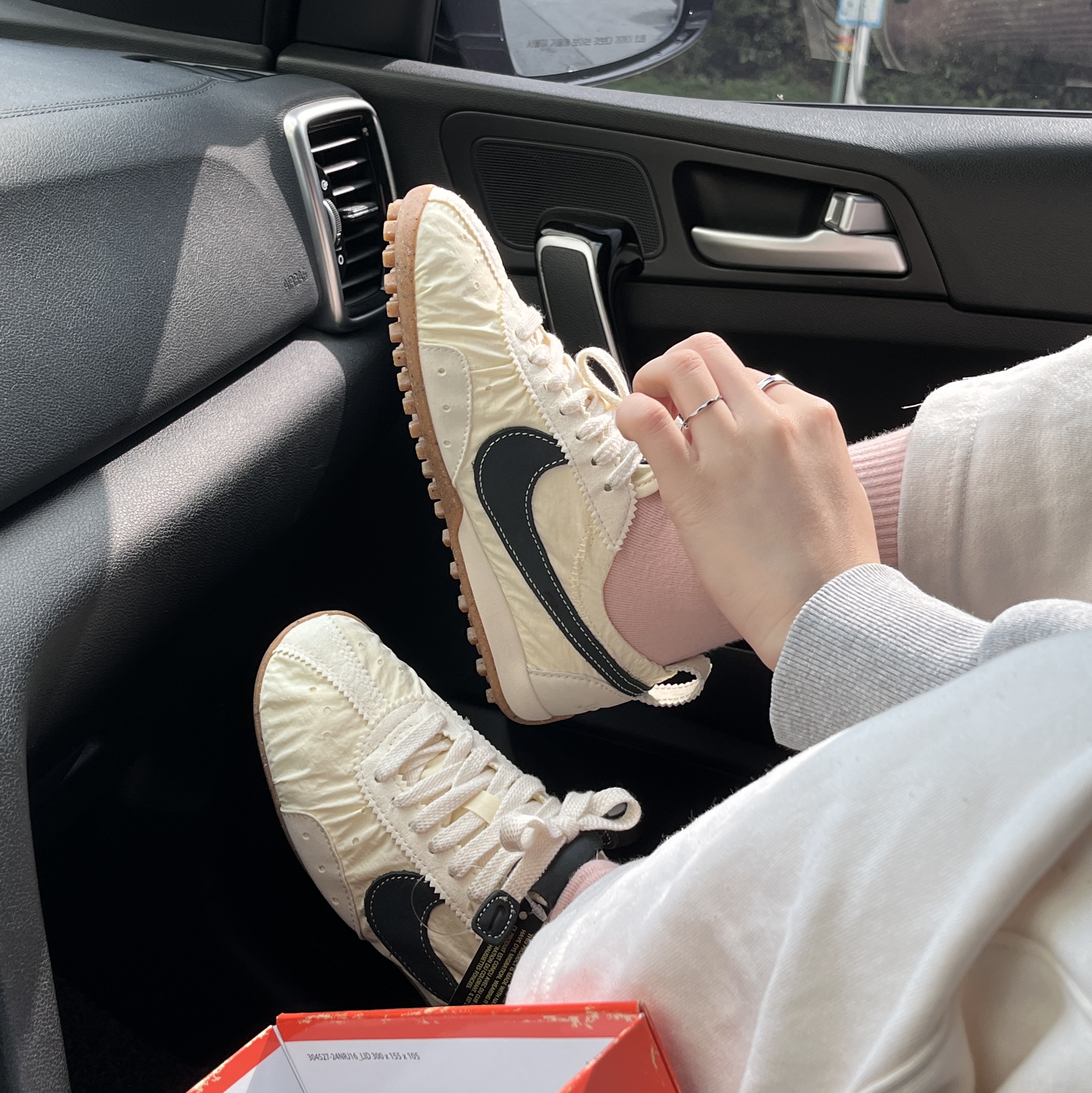 Nike x Jacquemus Moon Shoe SP Alabaster Off Noir 착용 스타일