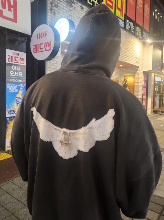 Yeezy Gap Engineered By Balenciaga Dove Hoodie Washed Black 착용 스타일
