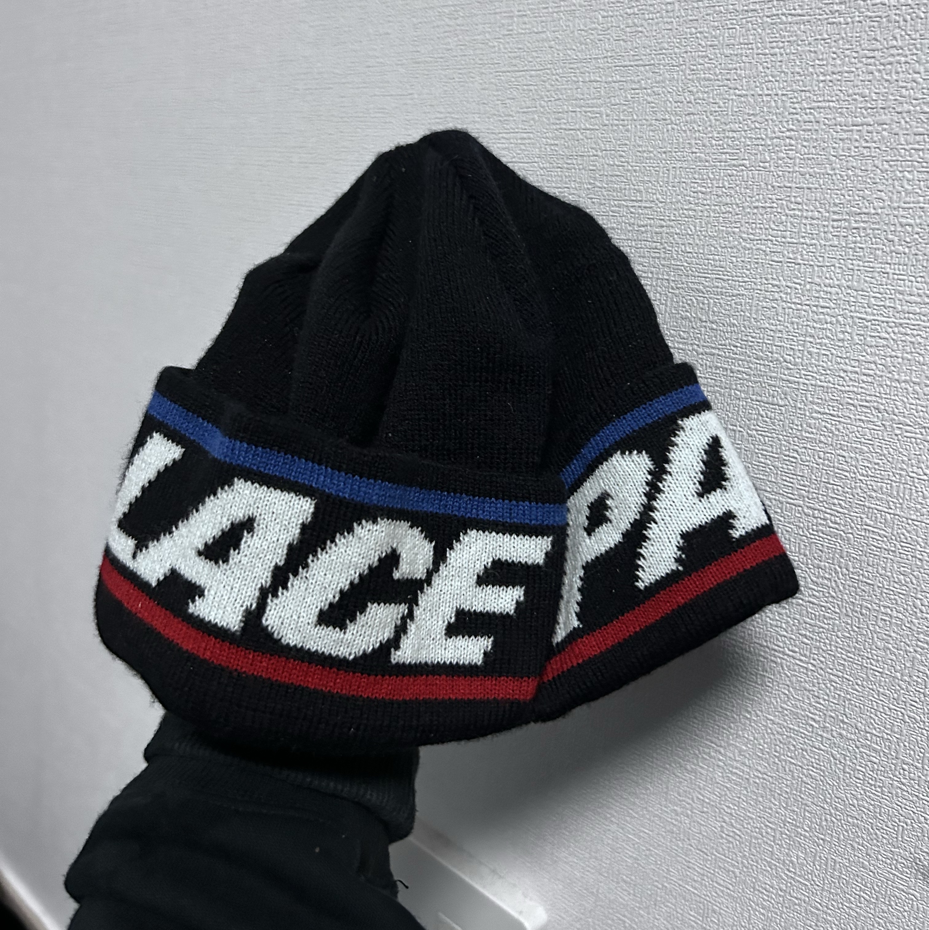 Palace Basically A Beanie Black 착용 스타일