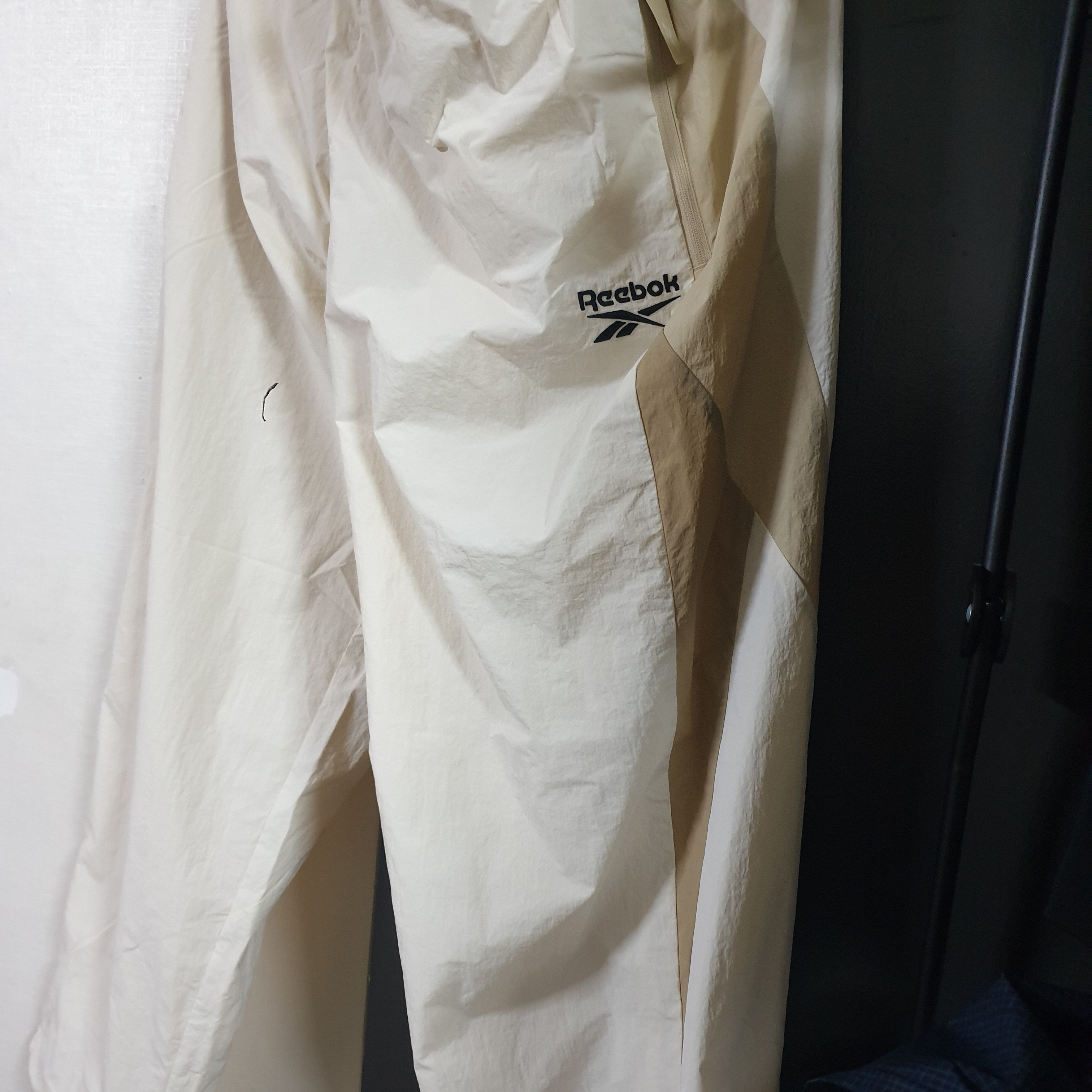 Reebok Vector Flash 2WAY Warm-Up Pants Beige 착용 스타일