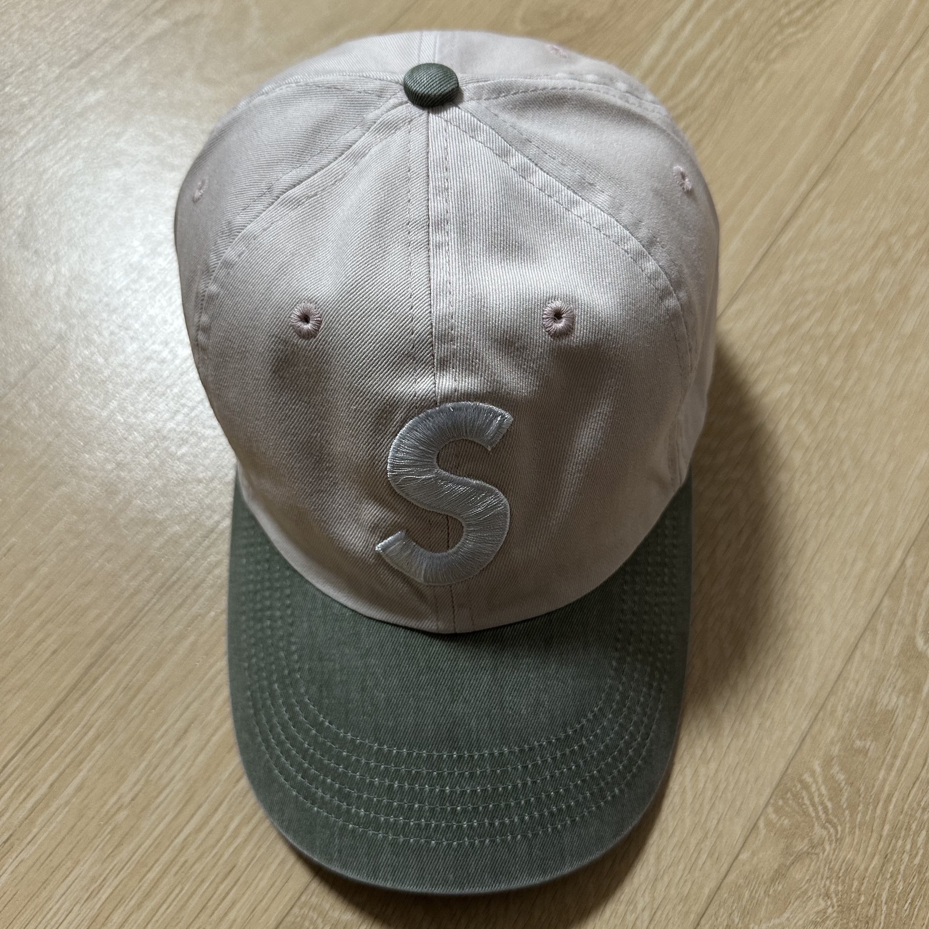 Supreme Pigment Coated 2-Tone S Logo 6-Panel Light Pink - 25FW 착용 스타일