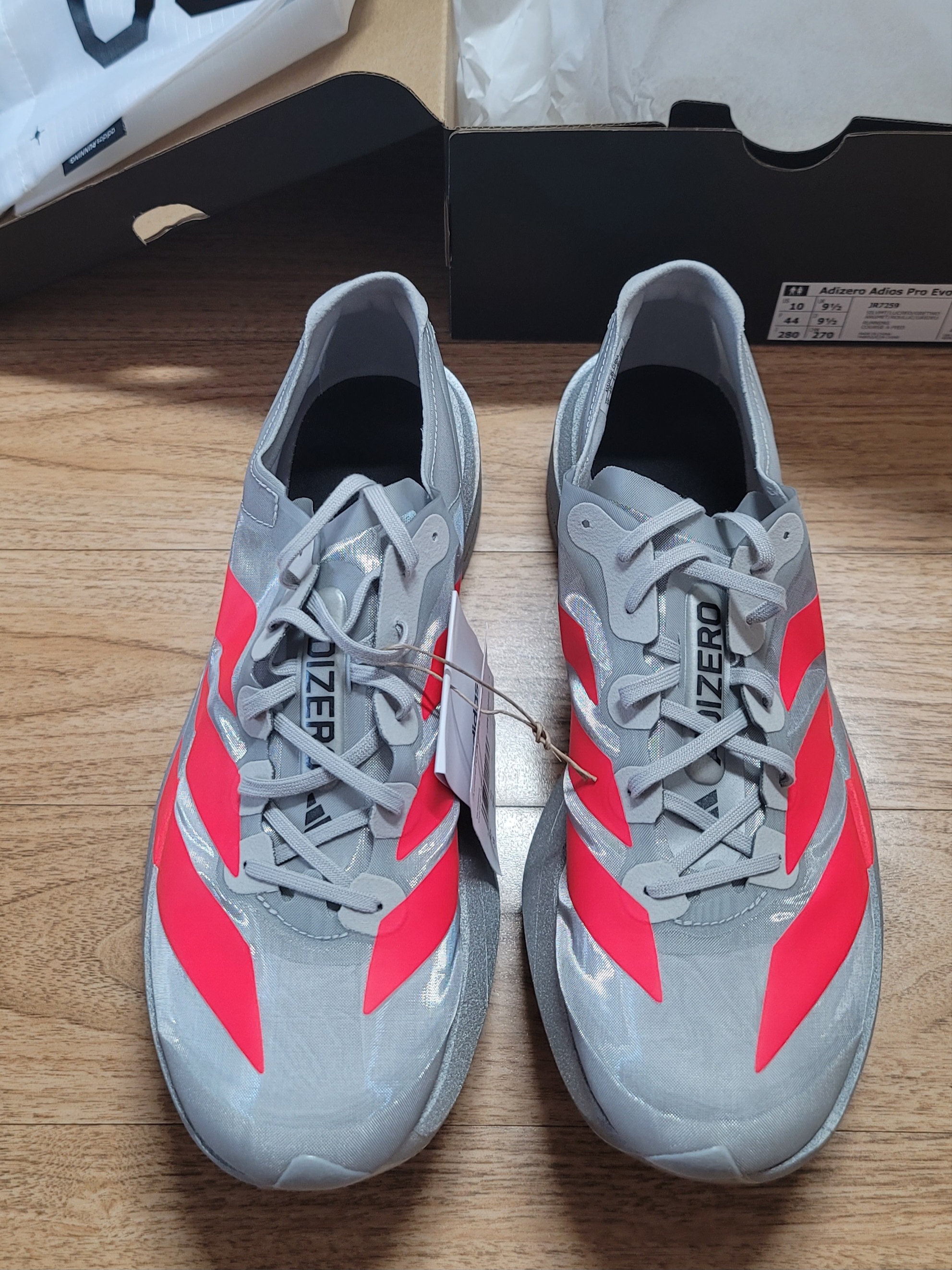 Adidas Adizero Adios Pro EVO 2 Silver Metallic Lucid Red 착용 스타일