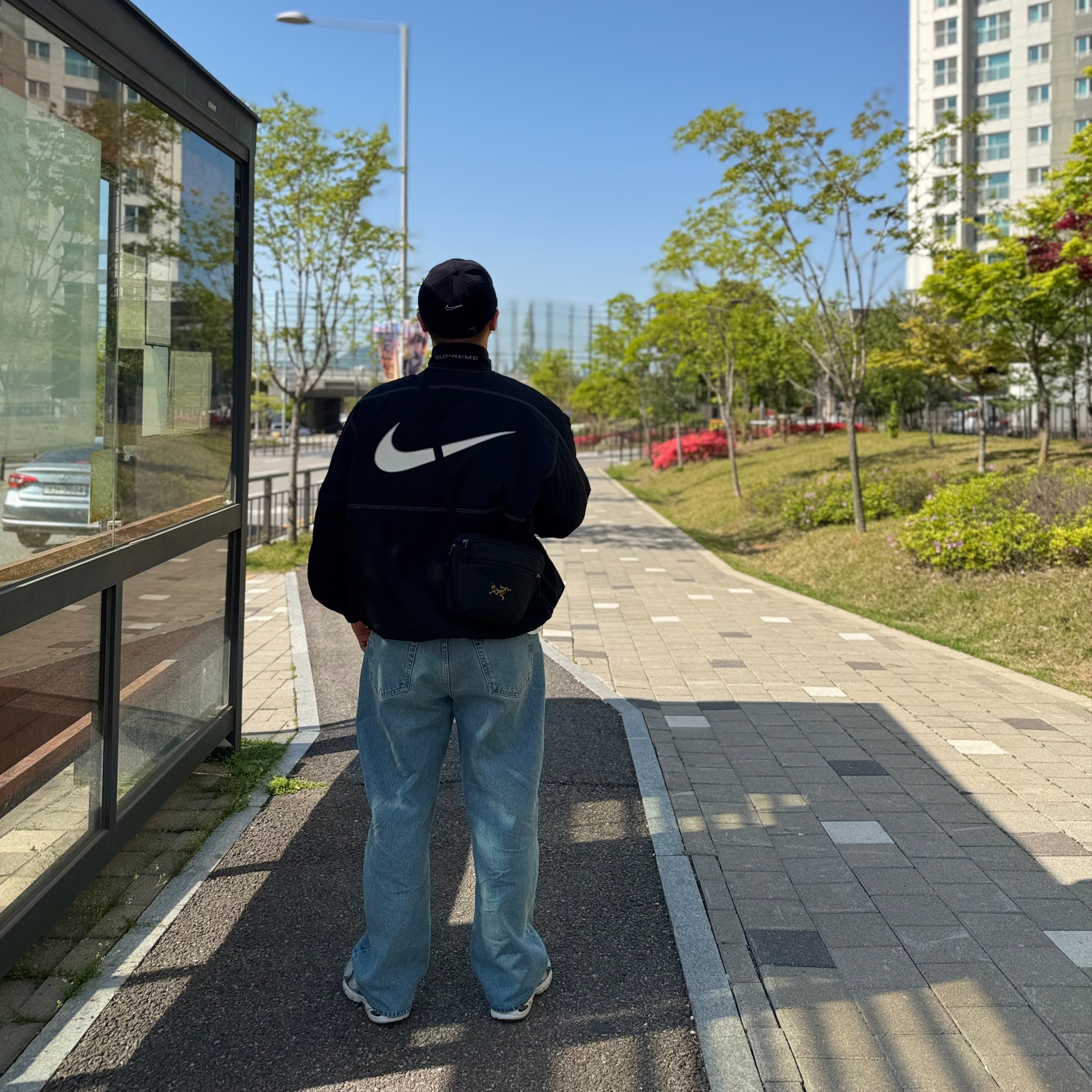 Stussy Denim Big OL' Jean Washed Blue, Supreme x Nike Ripstop Pullover Black - 24SS 착용 스타일