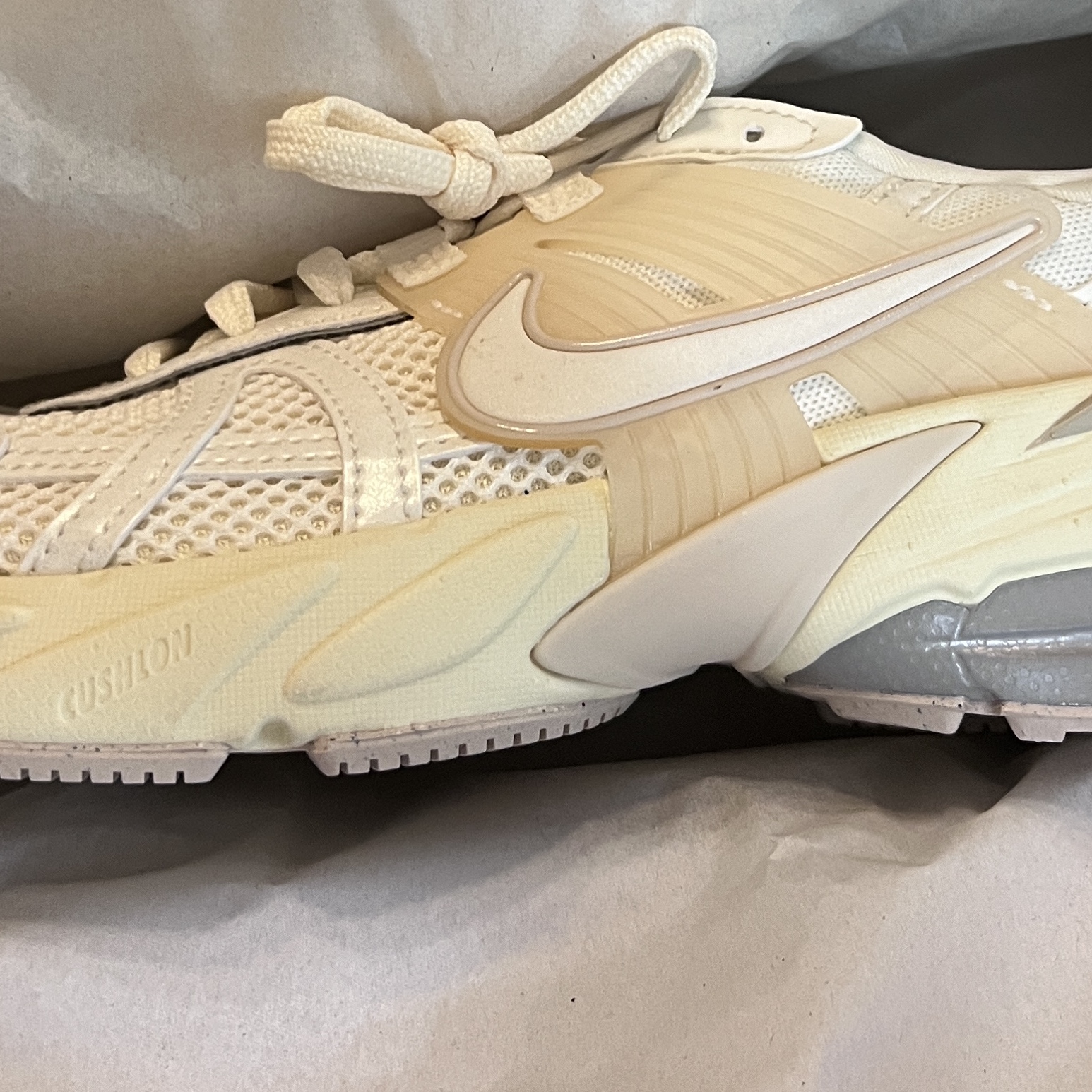 (W) Nike V2K Run Pale Ivory Coconut Milk 착용 스타일