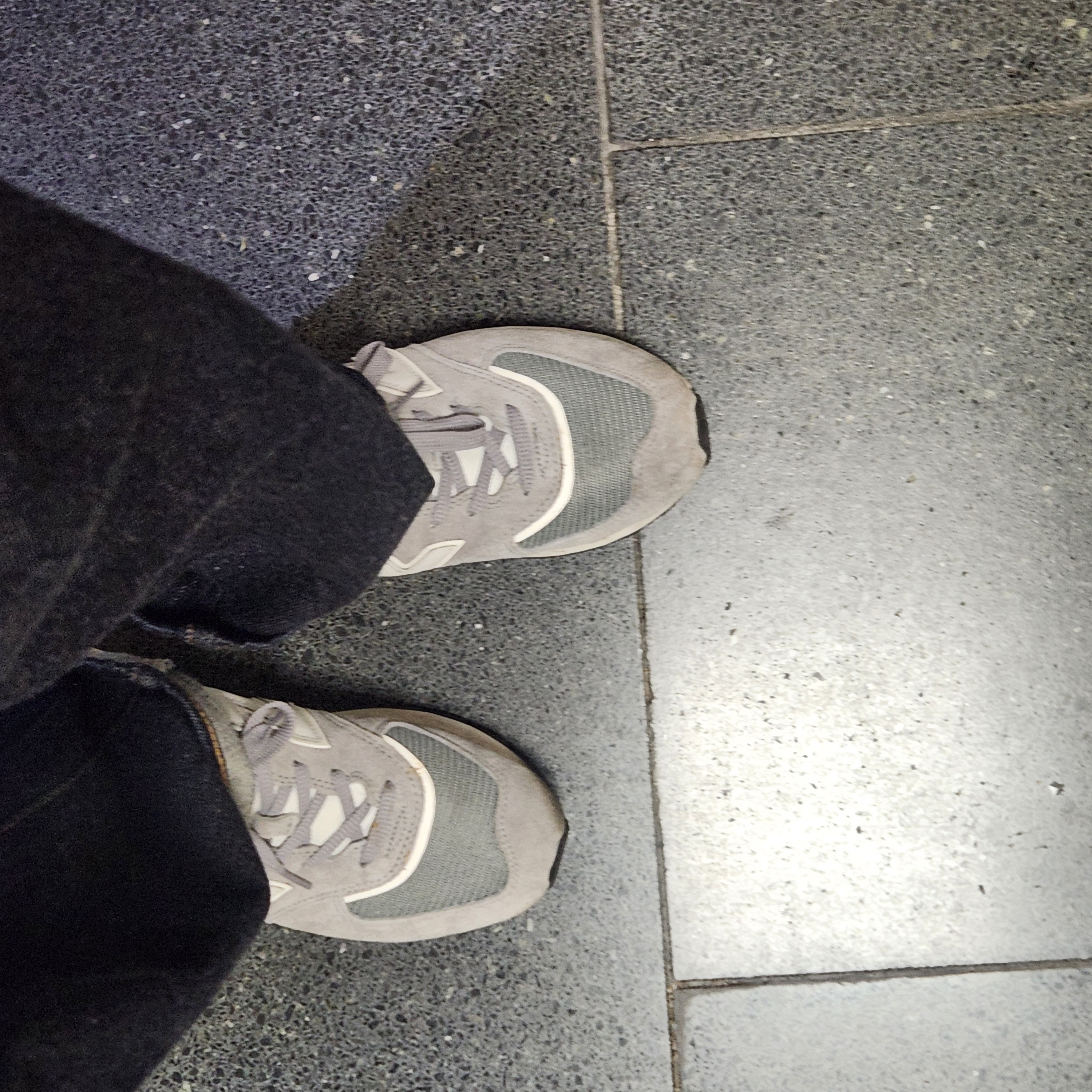 New Balance 574 Legacy Shadow Grey 착용 스타일