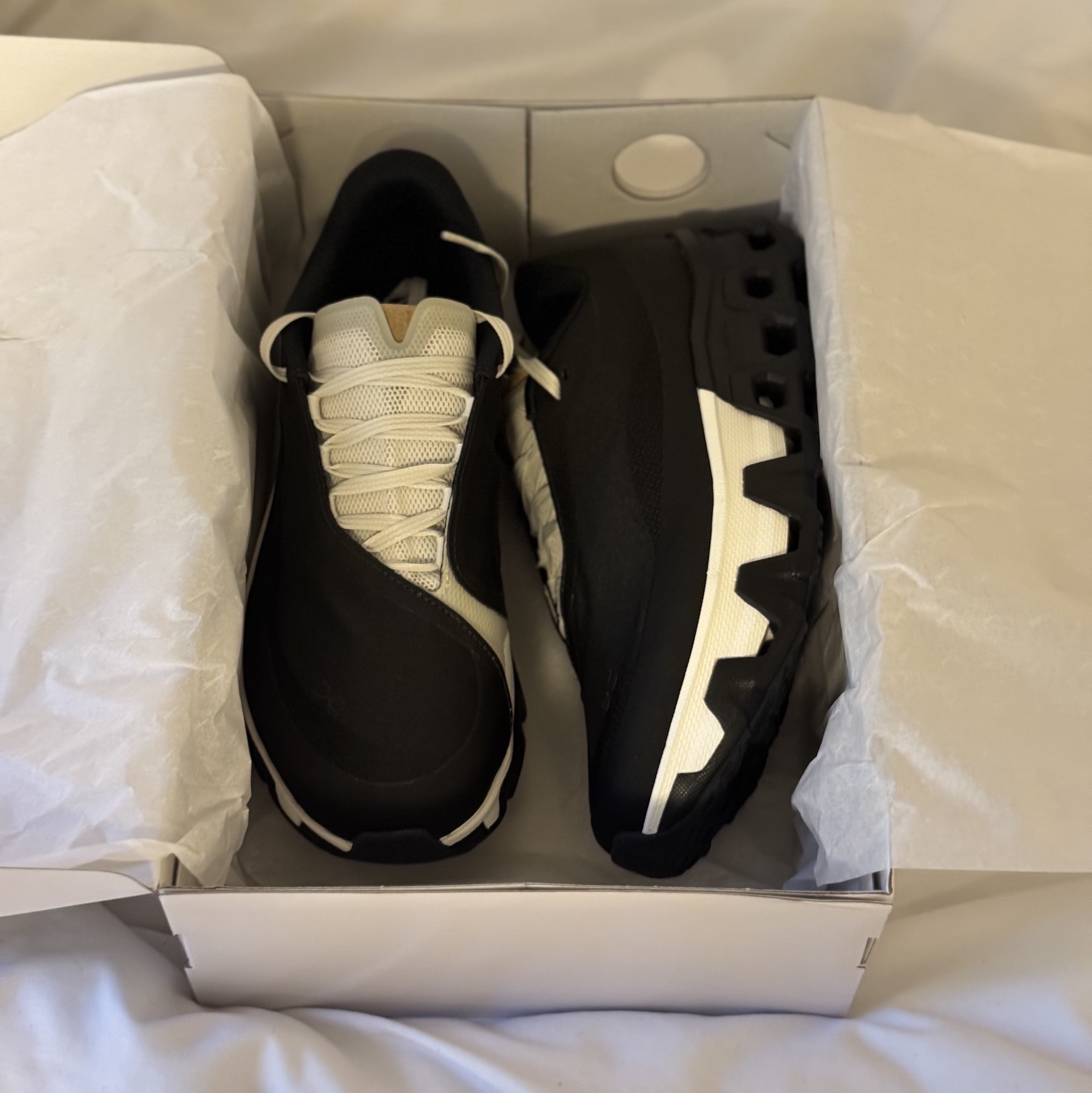 On Running x Post Archive Faction (Paf) Cloudmonster Hyper Black 착용 스타일