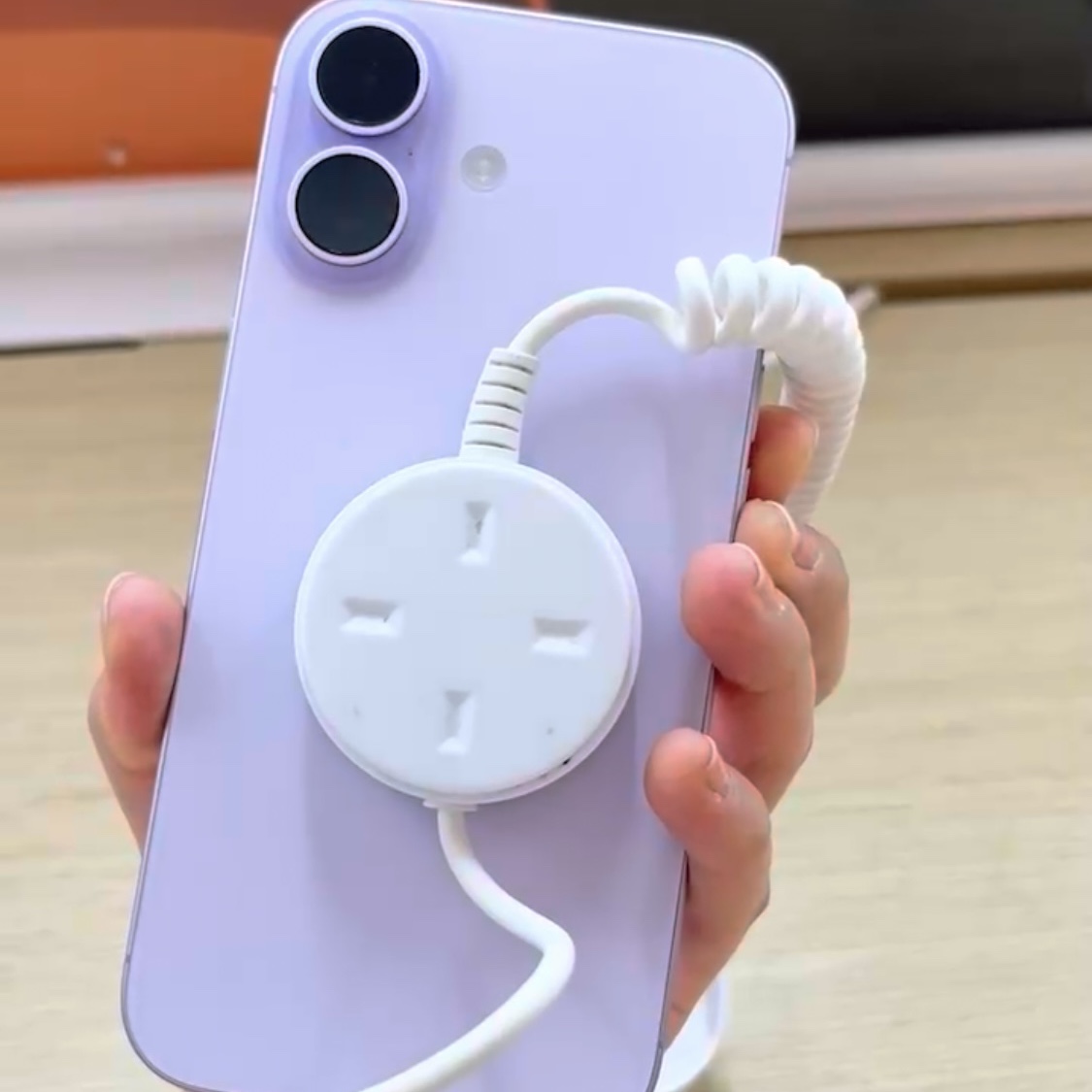 Apple iPhone 17 256GB Lavender 착용 스타일