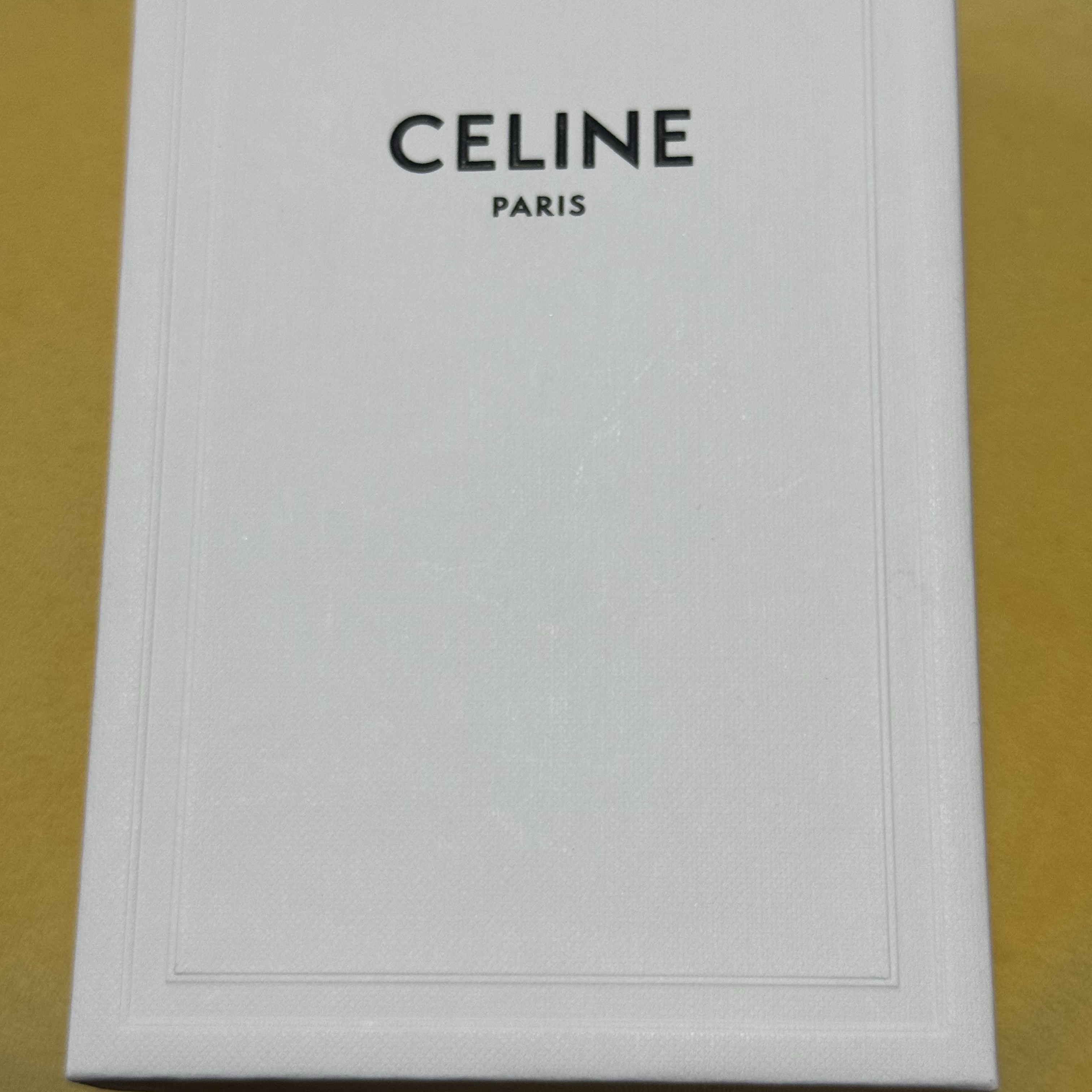Celine Card Holder with Flap in Triomphe Canvas Tan 착용 스타일 - 1