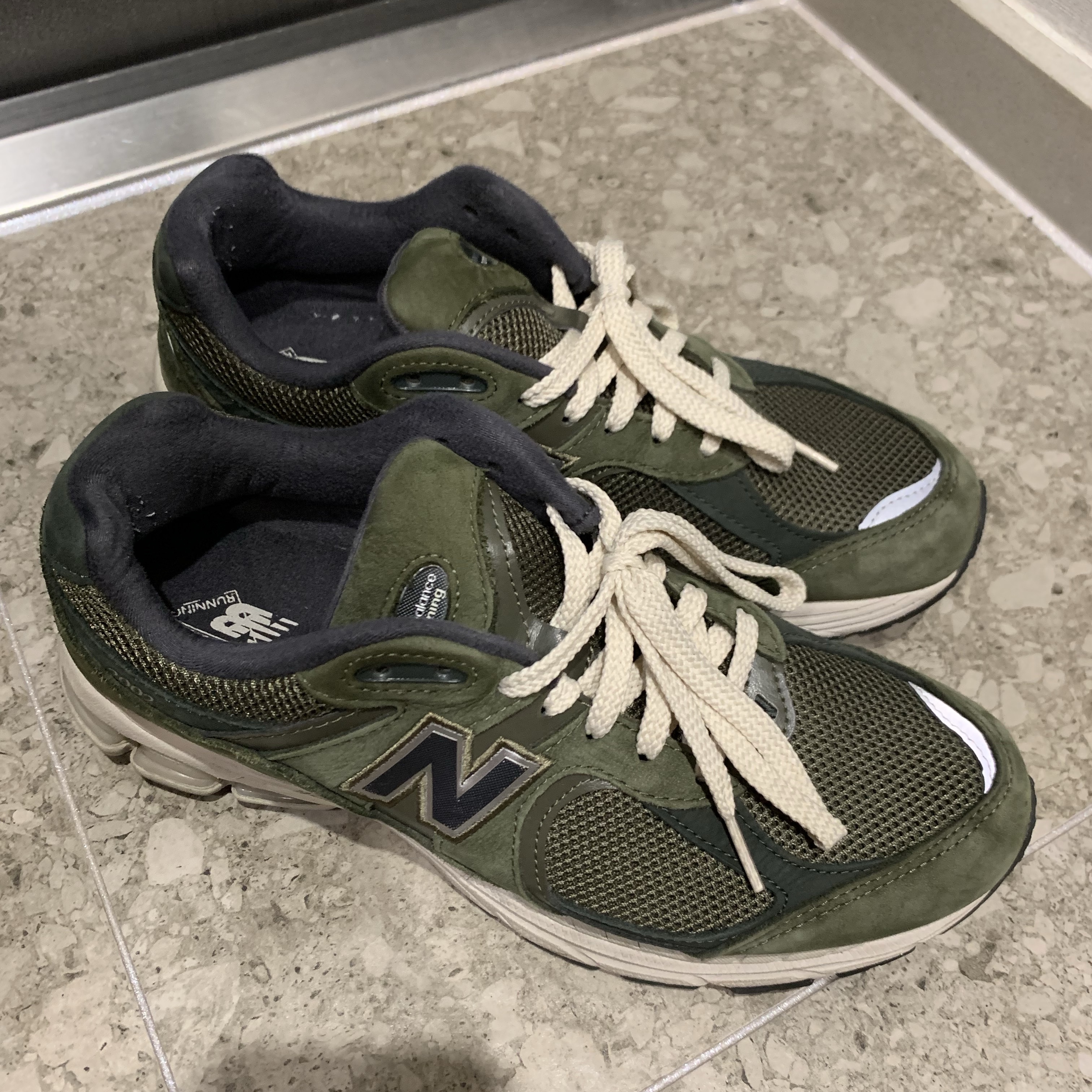 New Balance 2002R Grape Leaf 착용 스타일