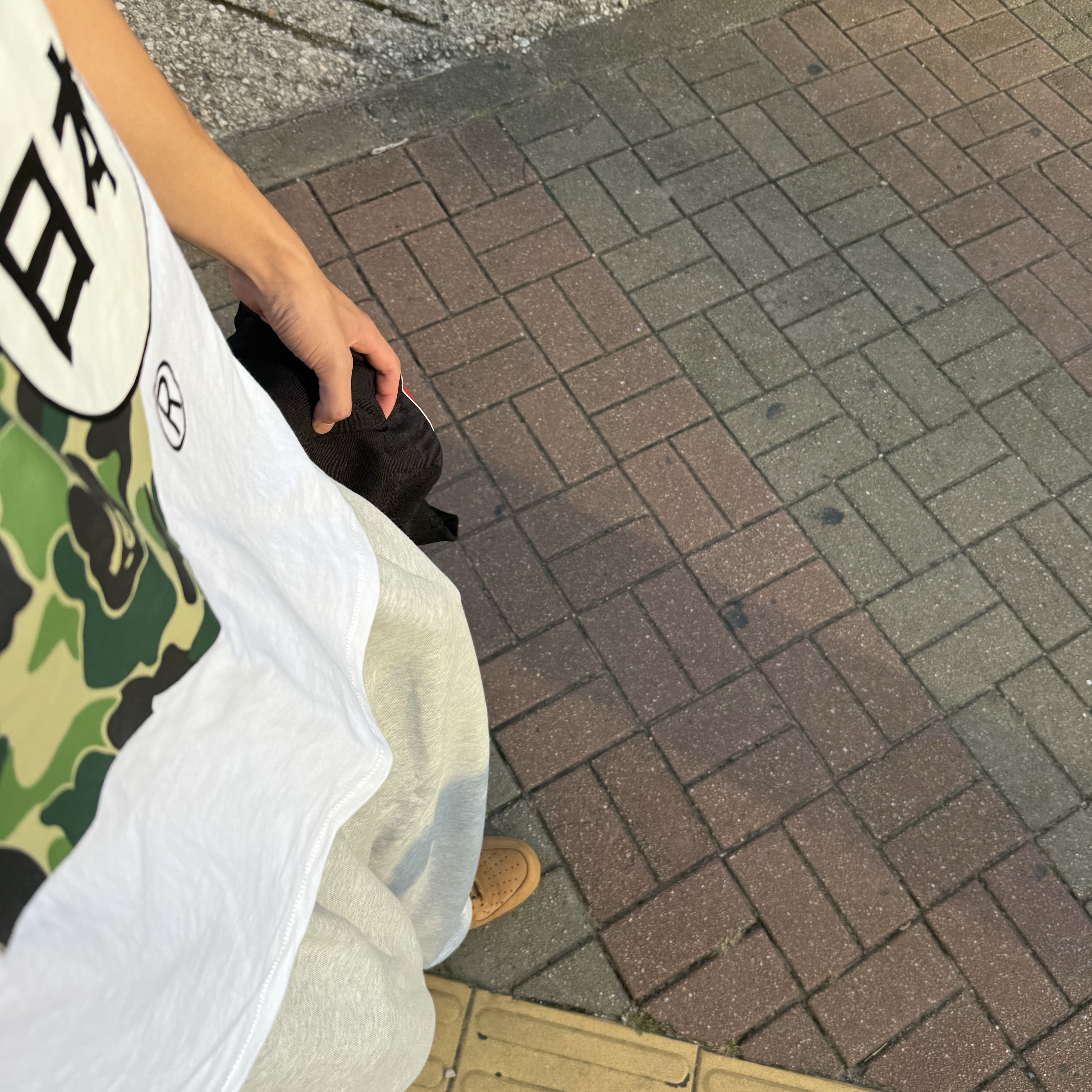 BAPE Japan Big Ape Head City T-Shirt White, Nike Air Force 1 '07 WB Flax 착용 스타일 - 1