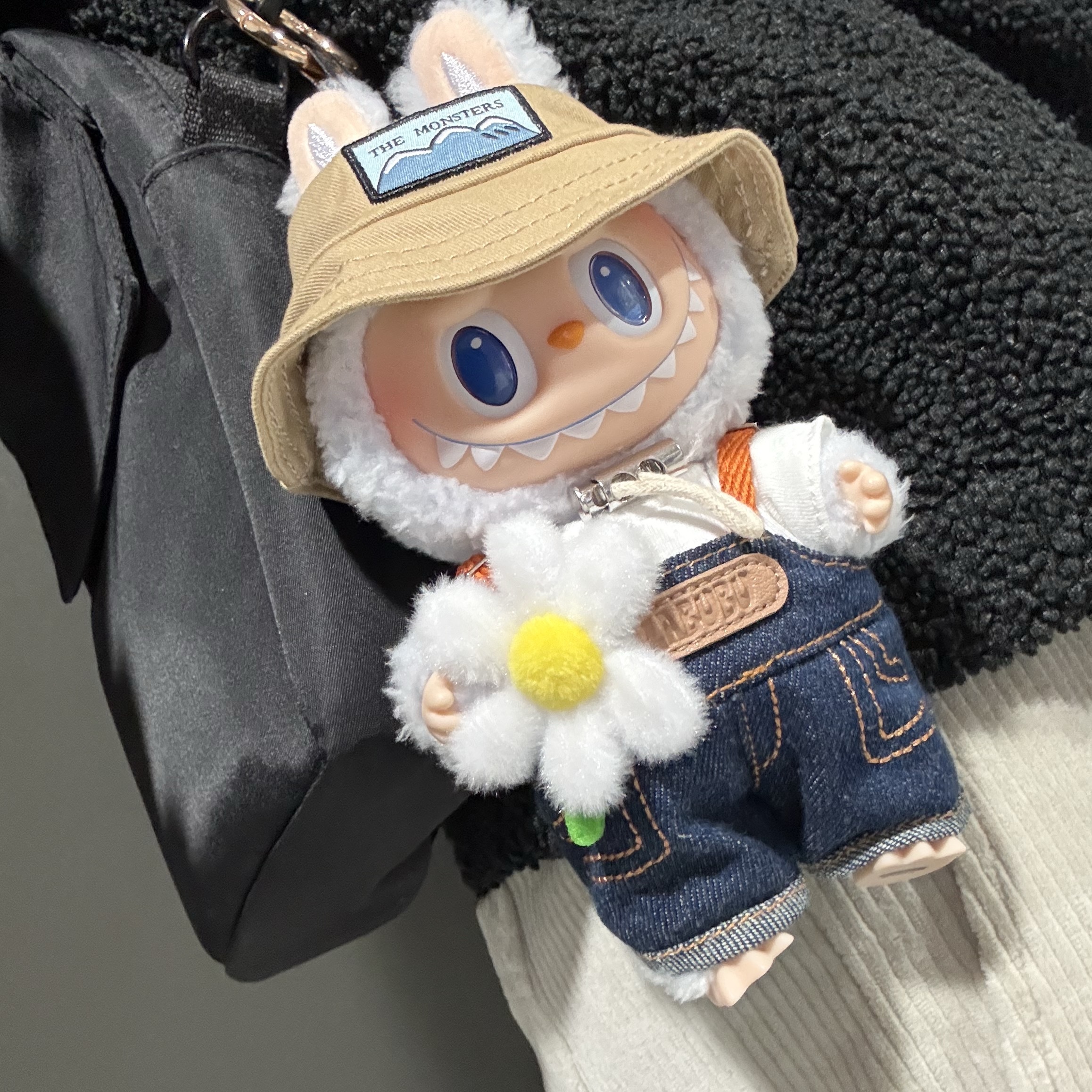 Pop Mart Fall In Wild Labubu Series Toy Keyring 착용 스타일