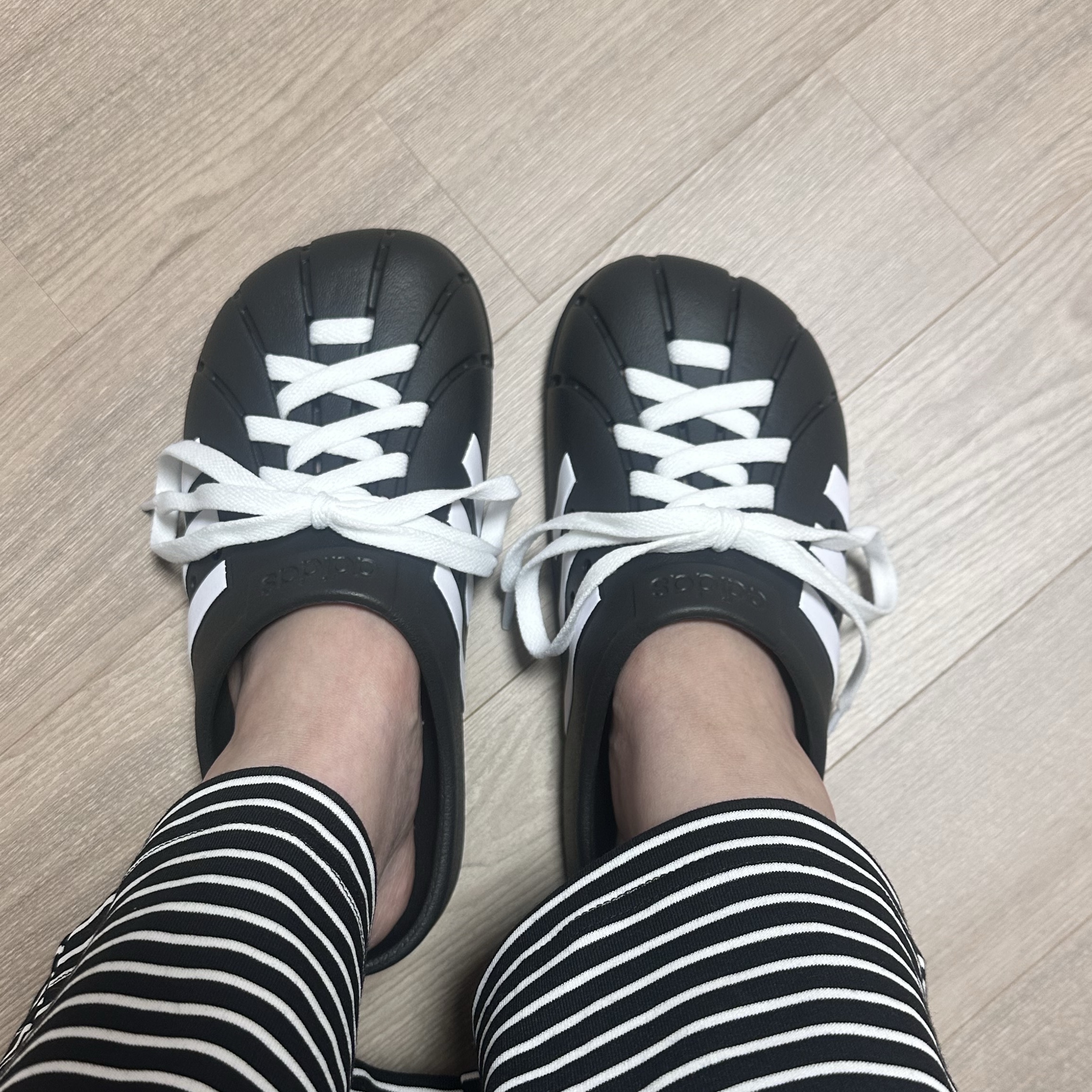 Adidas Adilette Clog Black White 착용 스타일