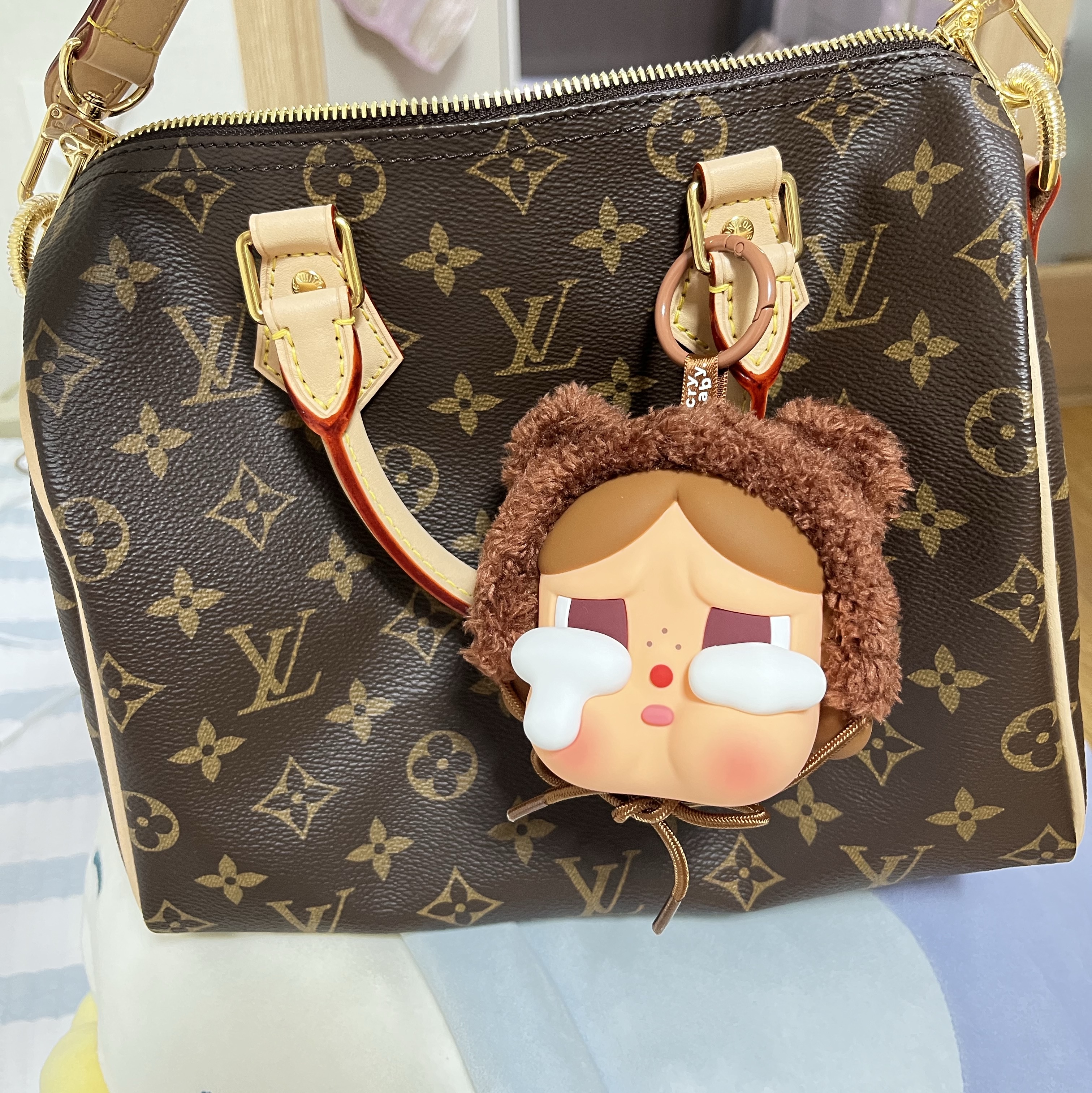 Pop Mart Crybaby Crying Again Series Bear Earphone Bag 착용 스타일