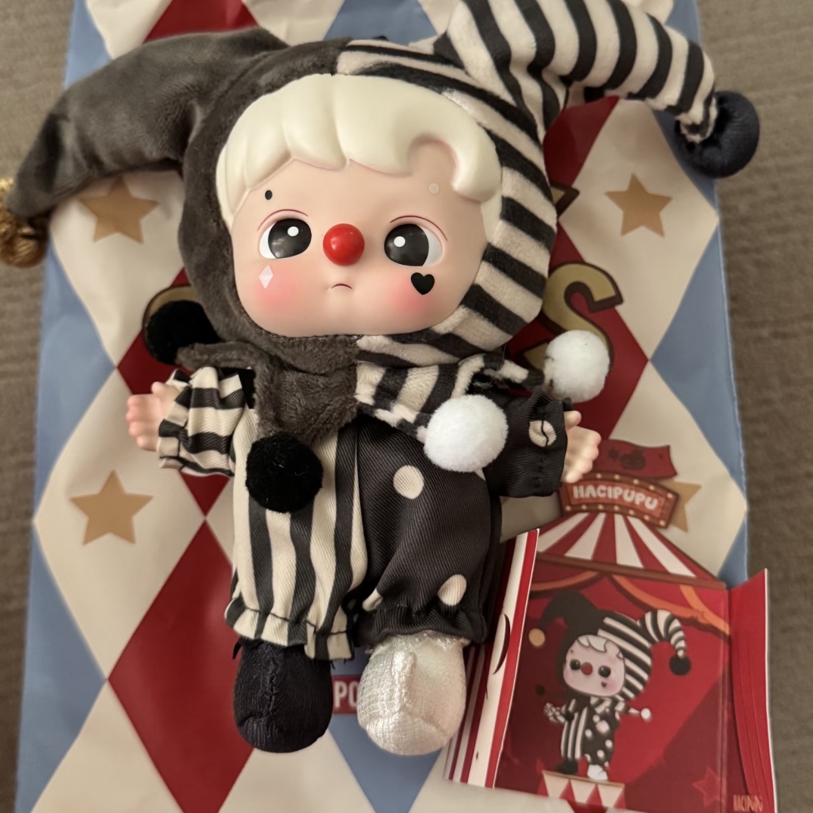 Pop Mart Why So Serious Series Vinyl Plush Pendant Silver Mist Clown (Opened Case) 착용 스타일