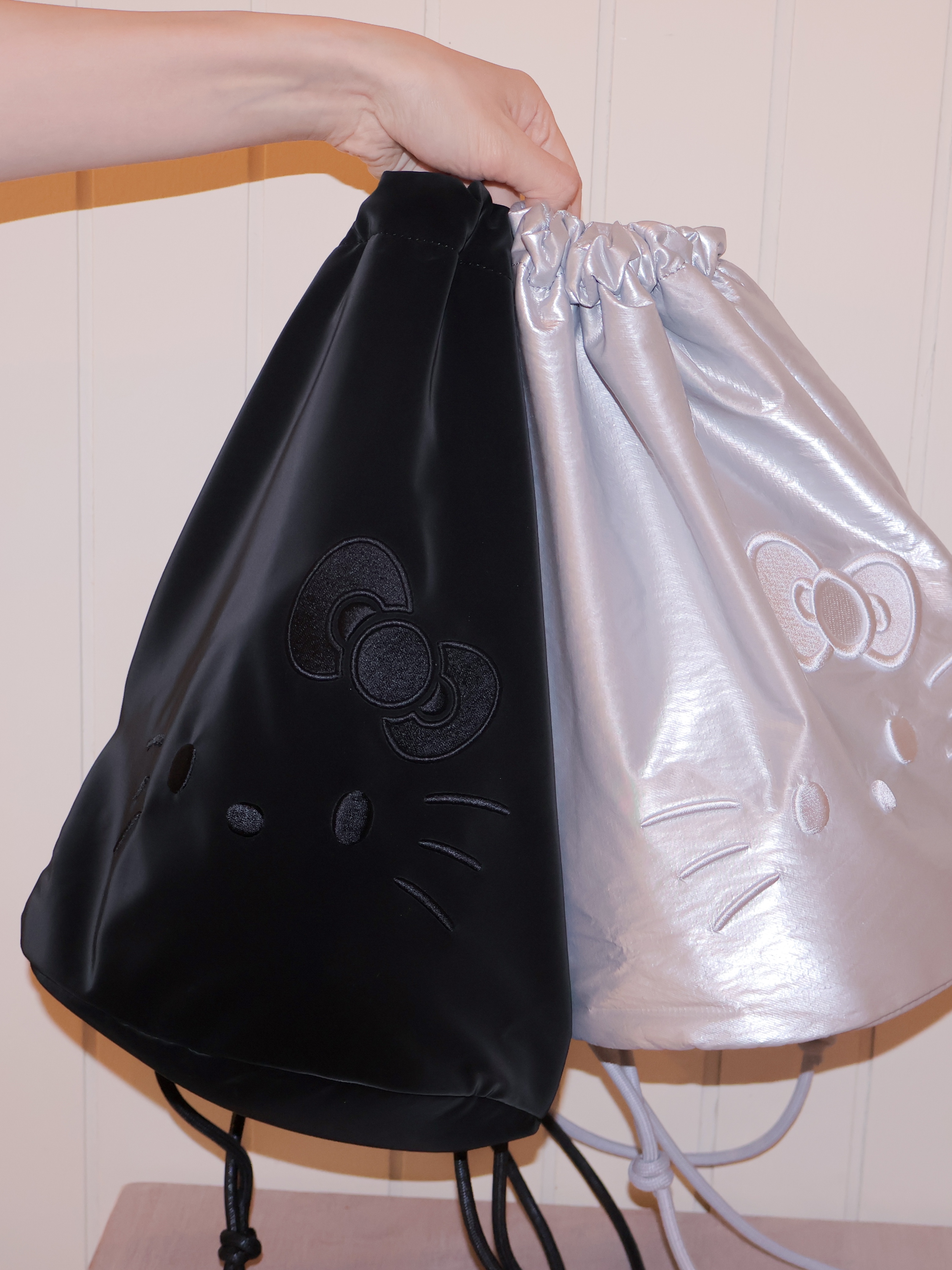 Joseph&Stacey Haze Mini Pouch Hello Kitty Black, Joseph&Stacey Haze String Backpack Hello Kitty Black 착용 스타일 - 4