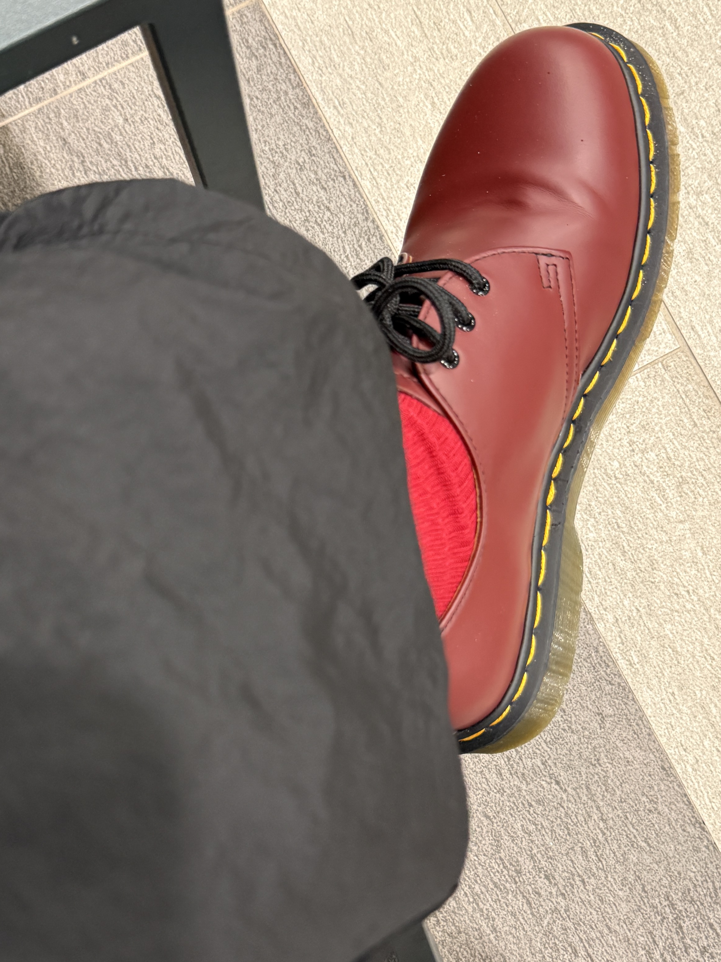 Dr. Martens 1461 Smooth Leather Oxford Shoes Cherry Red, Carhartt Loose Fit Heavyweight Regular Short Sleeve Pocket T-Shirt Heather Grey 착용 스타일 - 10