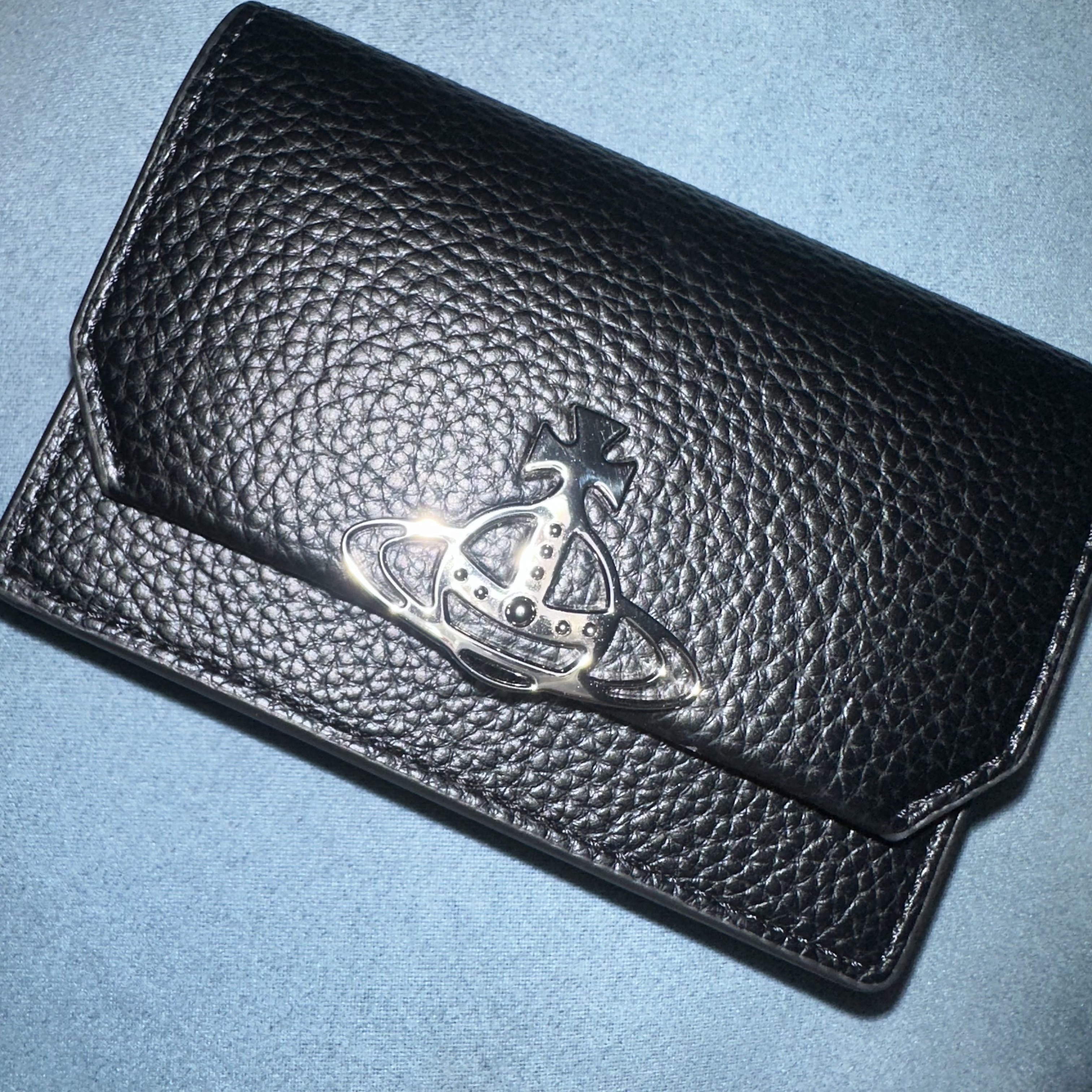 Vivienne Westwood Orb Plaque Folded Wallet Black 착용 스타일