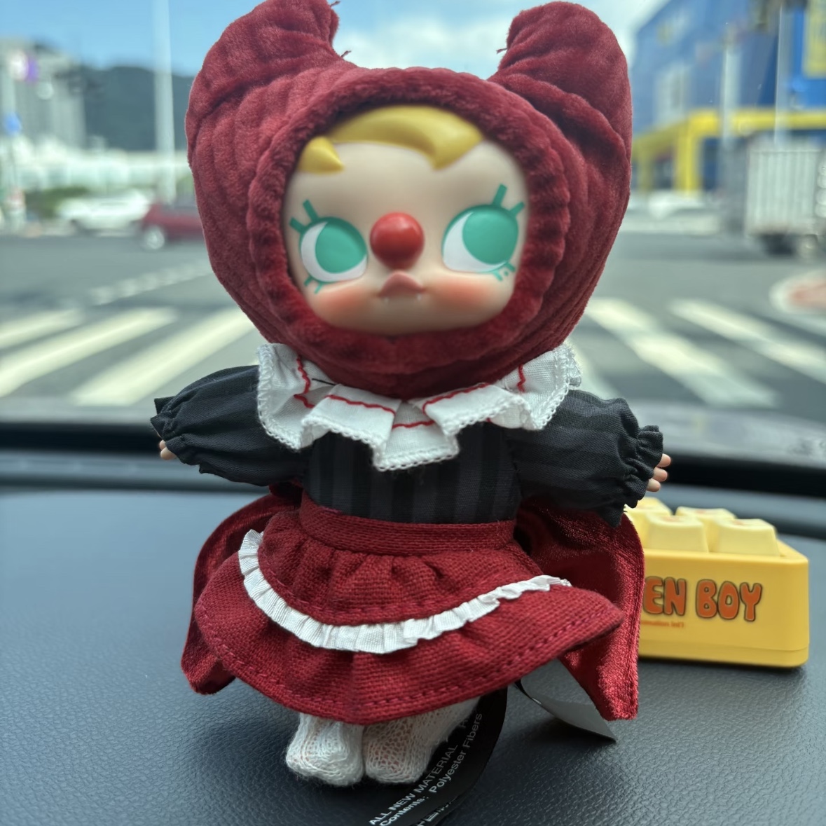 Pop Mart Why So Serious Series Vinyl Plush Pendant Crimson Dancer (Opened Case) 착용 스타일
