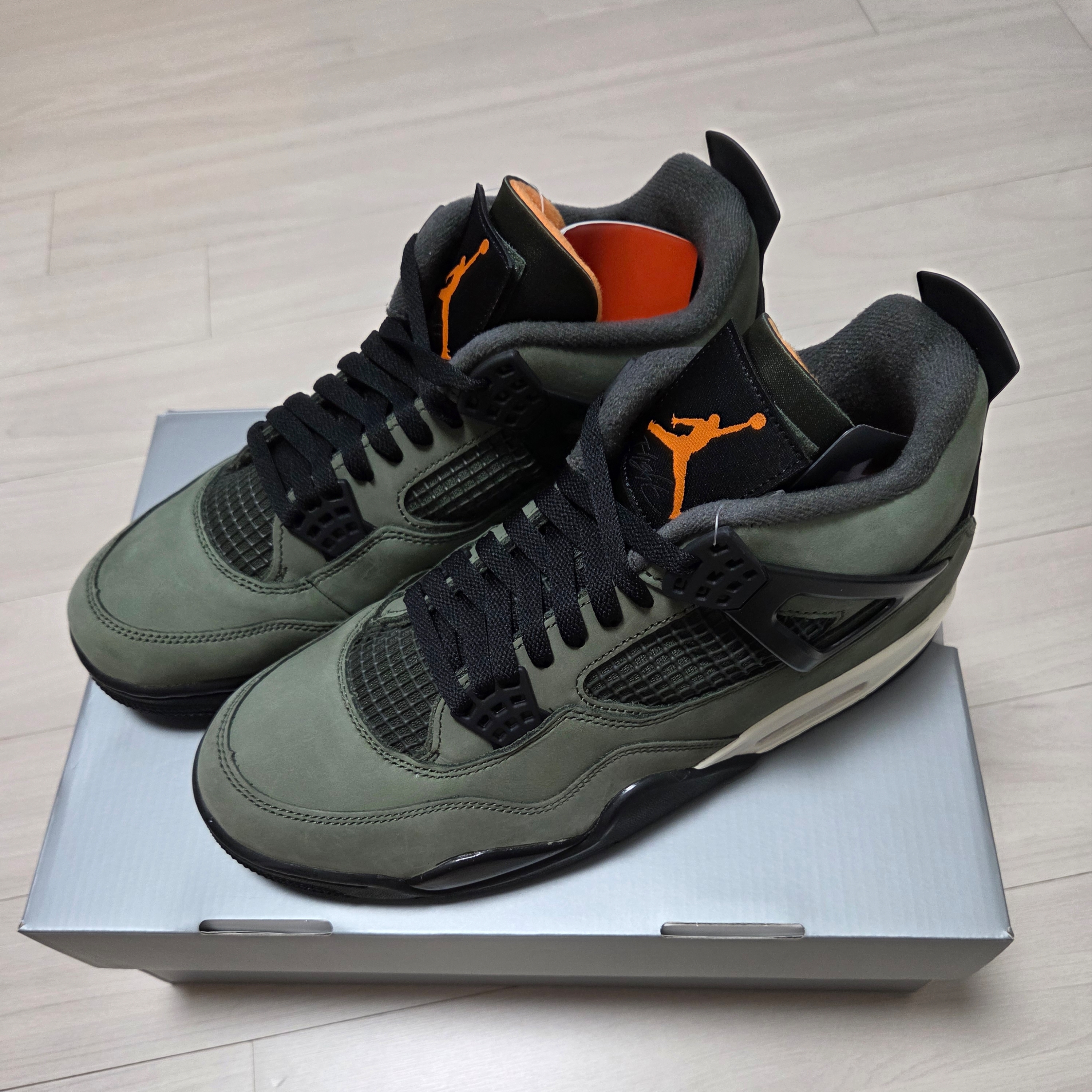 Jordan 4 x Undefeated Retro OG SP Deep Green and Clementine 착용 스타일 - 1