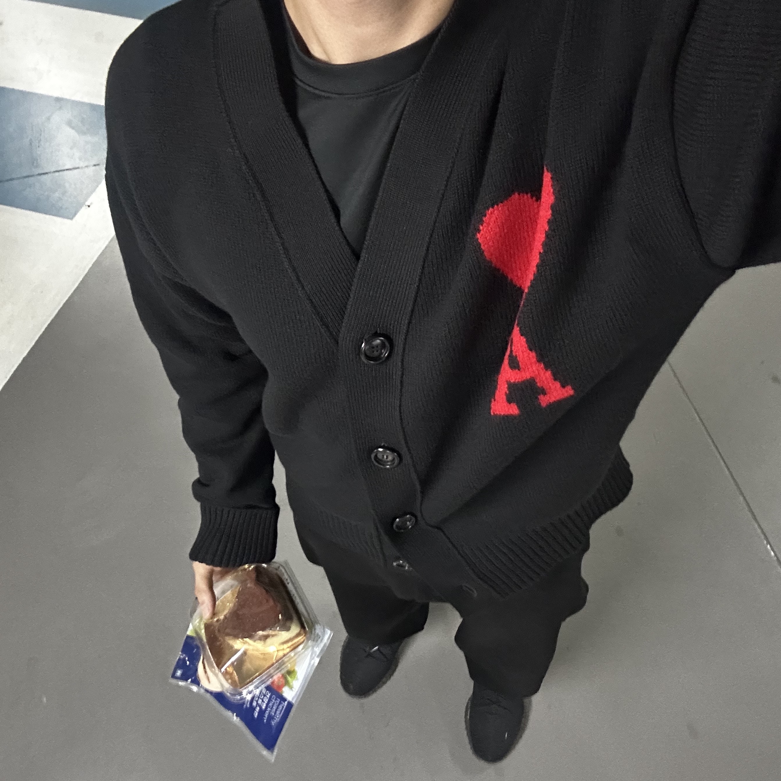 AMI de Coeur Oversize Intarsia Cardigan Black, Adidas Yeezy Boost 350 V2 Black Red 2020 착용 스타일