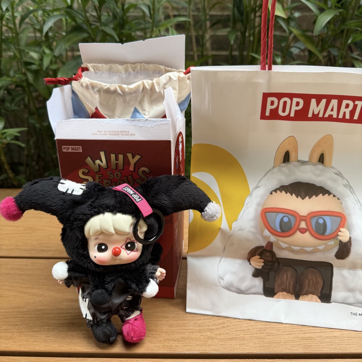 Pop Mart Why So Serious Series Vinyl Plush Pendant Shadow Joker (Opened Case) 착용 스타일