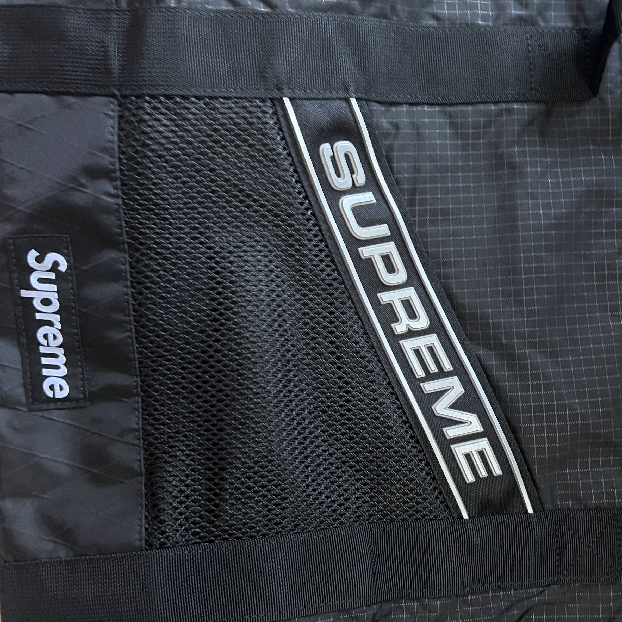 Supreme Tote Bag Black - 23FW 착용 스타일