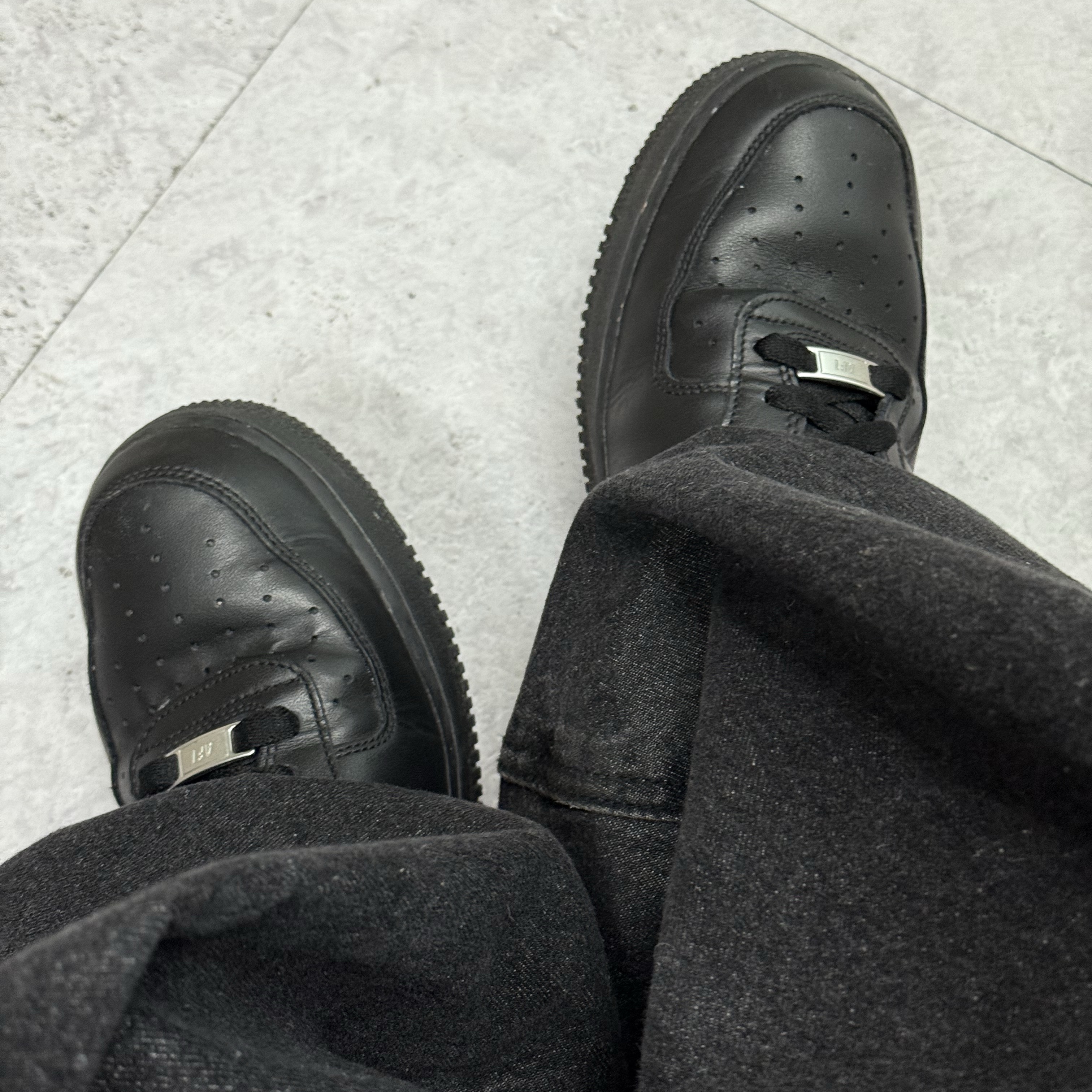 Nike Air Force 1 '07 Low Triple Black 착용 스타일