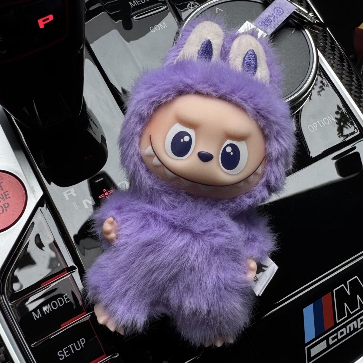Pop Mart Labubu The Monsters Pin For Love Series Vinyl Plush Pendant (N-Z) T (Opened Case) 착용 스타일