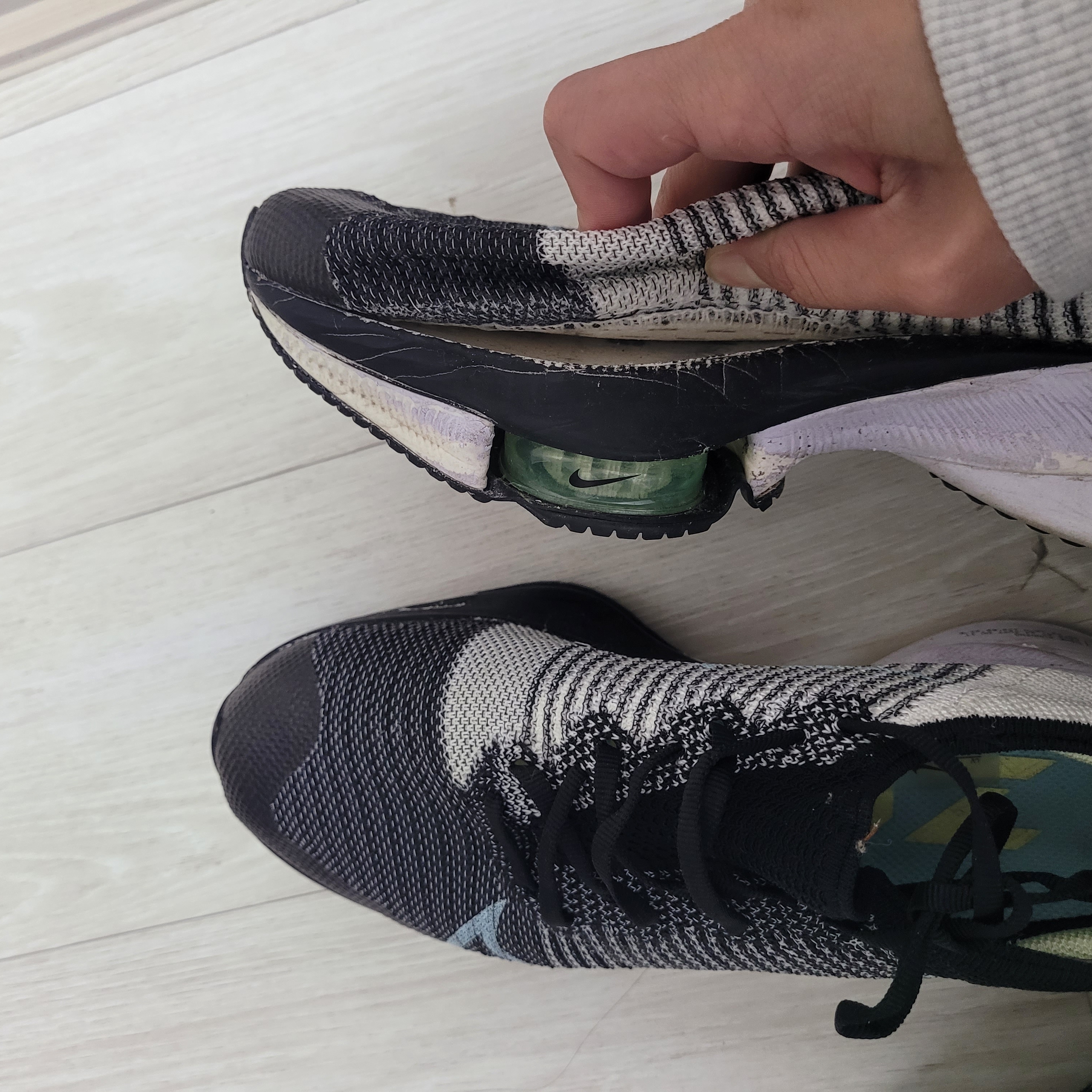 (W) Nike Air Zoom Tempo Next% Flyknit Black Glacier Ice 착용 스타일 - 1