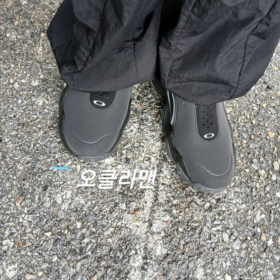 Oakley Edge Icon Blackout 착용 스타일