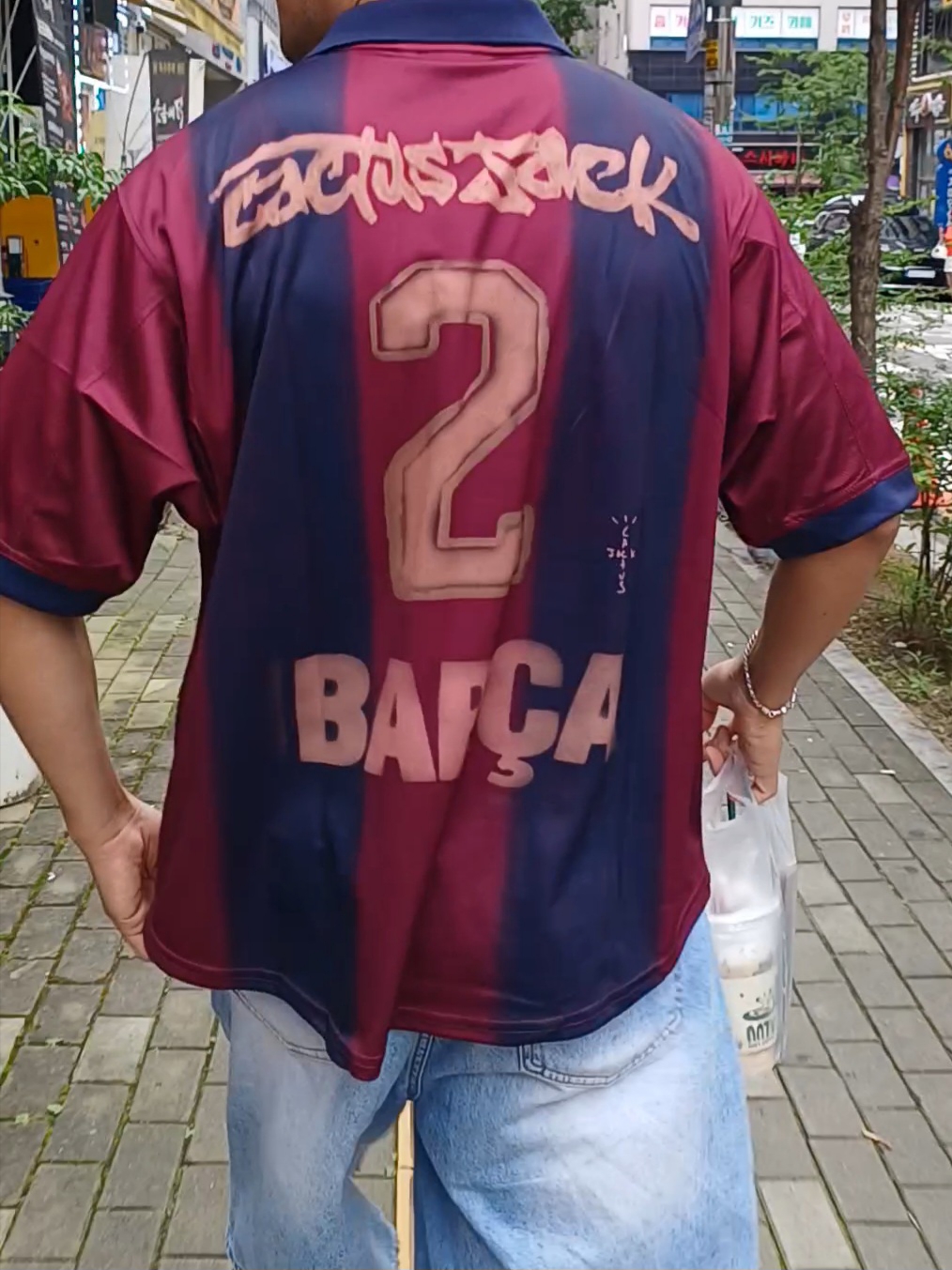 Nike FC Barcelona x Travis Scott Retro 2000/01 Home Skeleton Jersey Multicolor (Non Marking Ver.) 착용 스타일