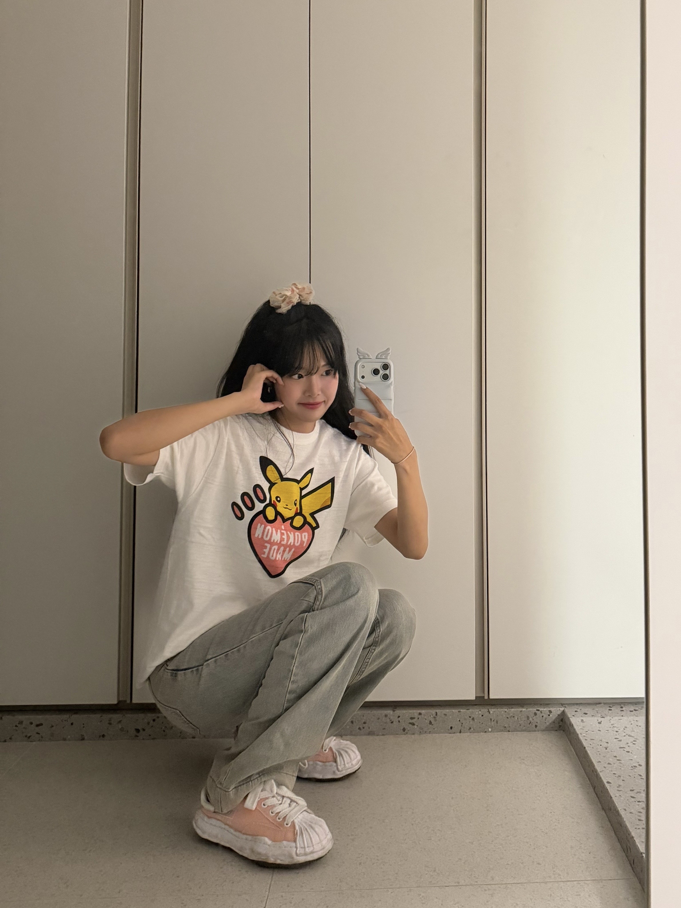 Human Made x Pokemon Graphic T-Shirt White Coral Pink - Seoul Store Exclusive, Maison Mihara Yasuhiro Blakey OG Sole Canvas Low-top Sneakers Pink 착용 스타일 - 3