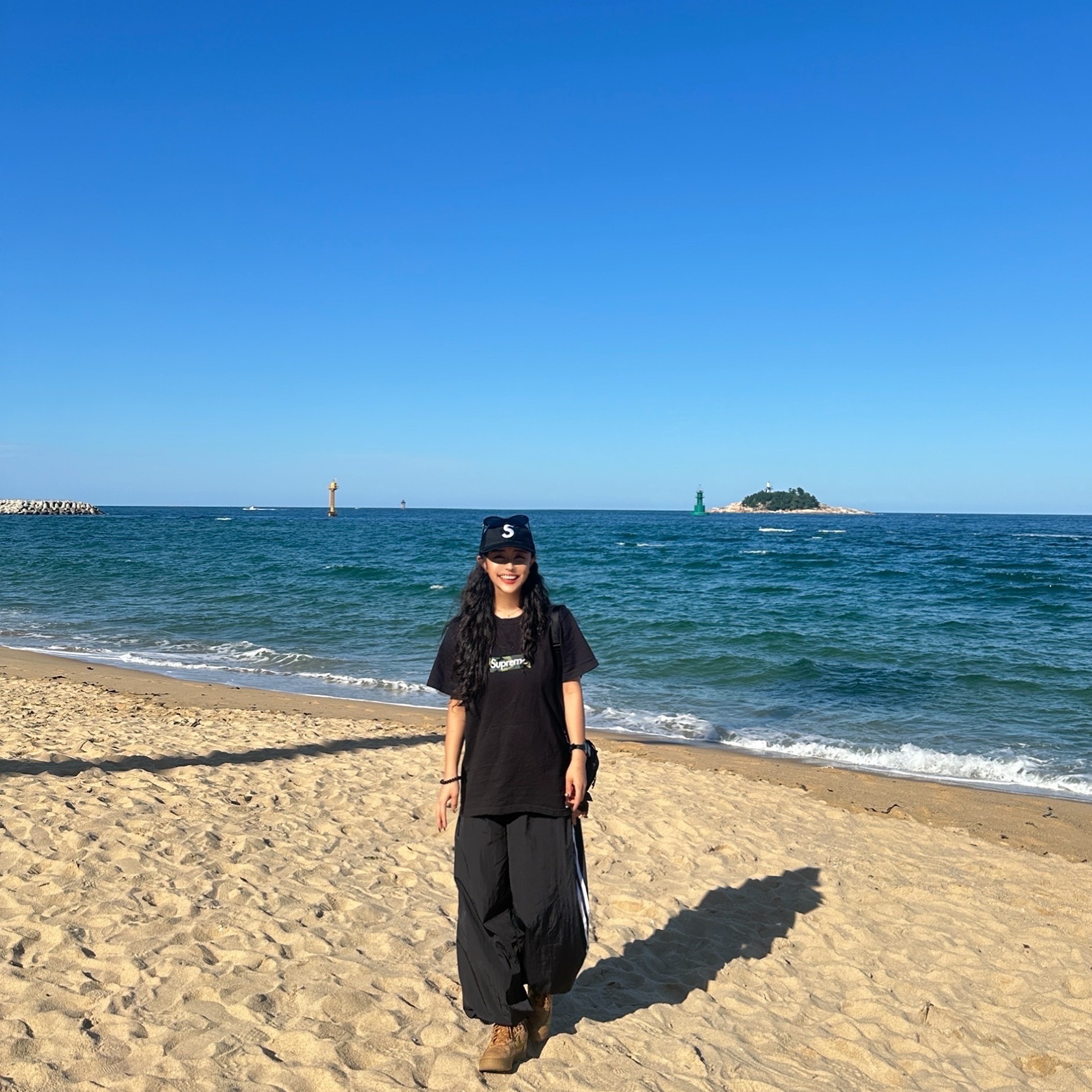 Supreme Box Logo T-Shirt Black - 23FW, Supreme Denim Mini Shoulder Bag Black - 25FW 착용 스타일 - 1