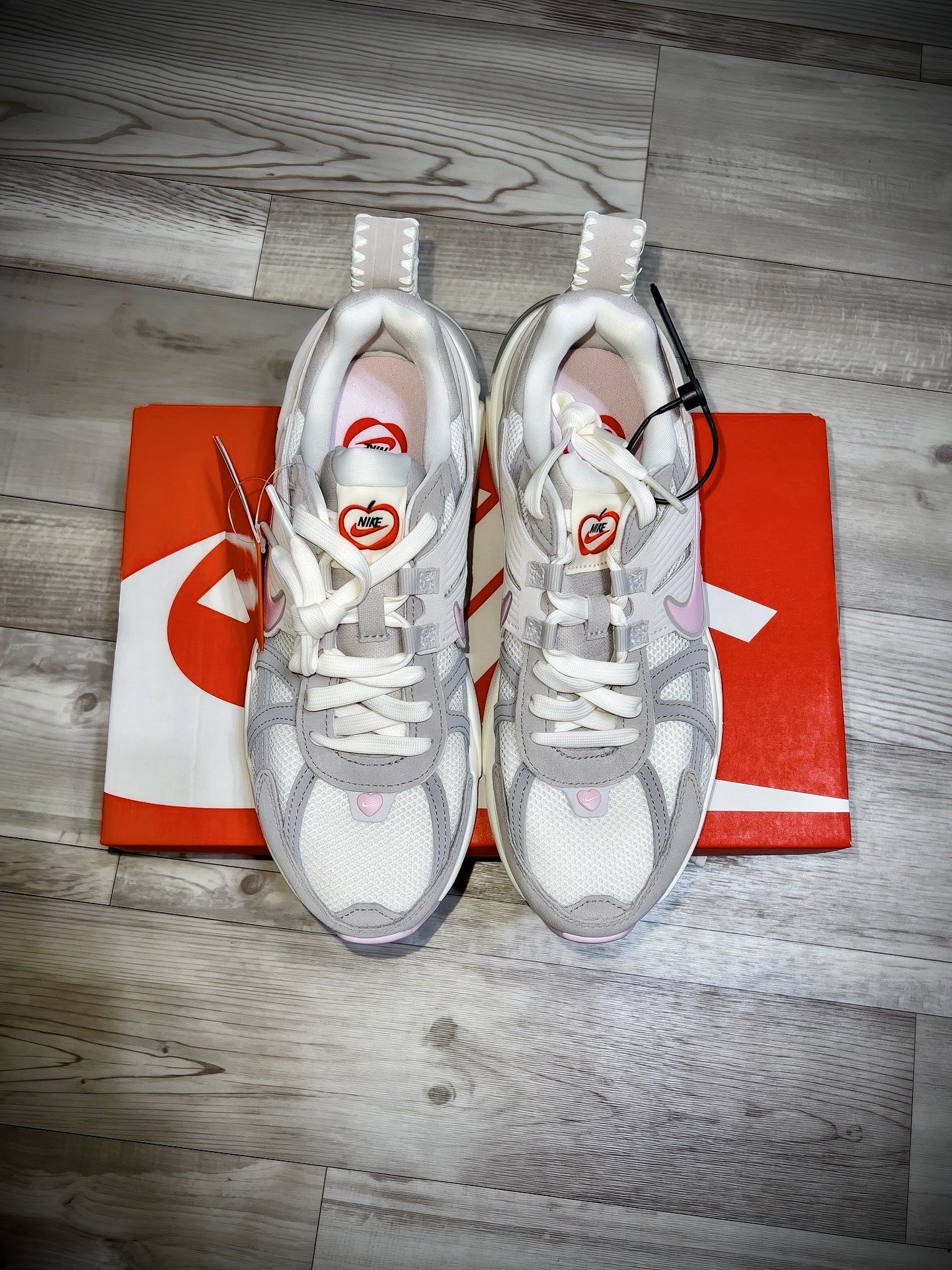 (W) Nike V2K Run Sail Pink Foam, Supreme x Steiff ET Multicolor - 25SS 착용 스타일 - 2
