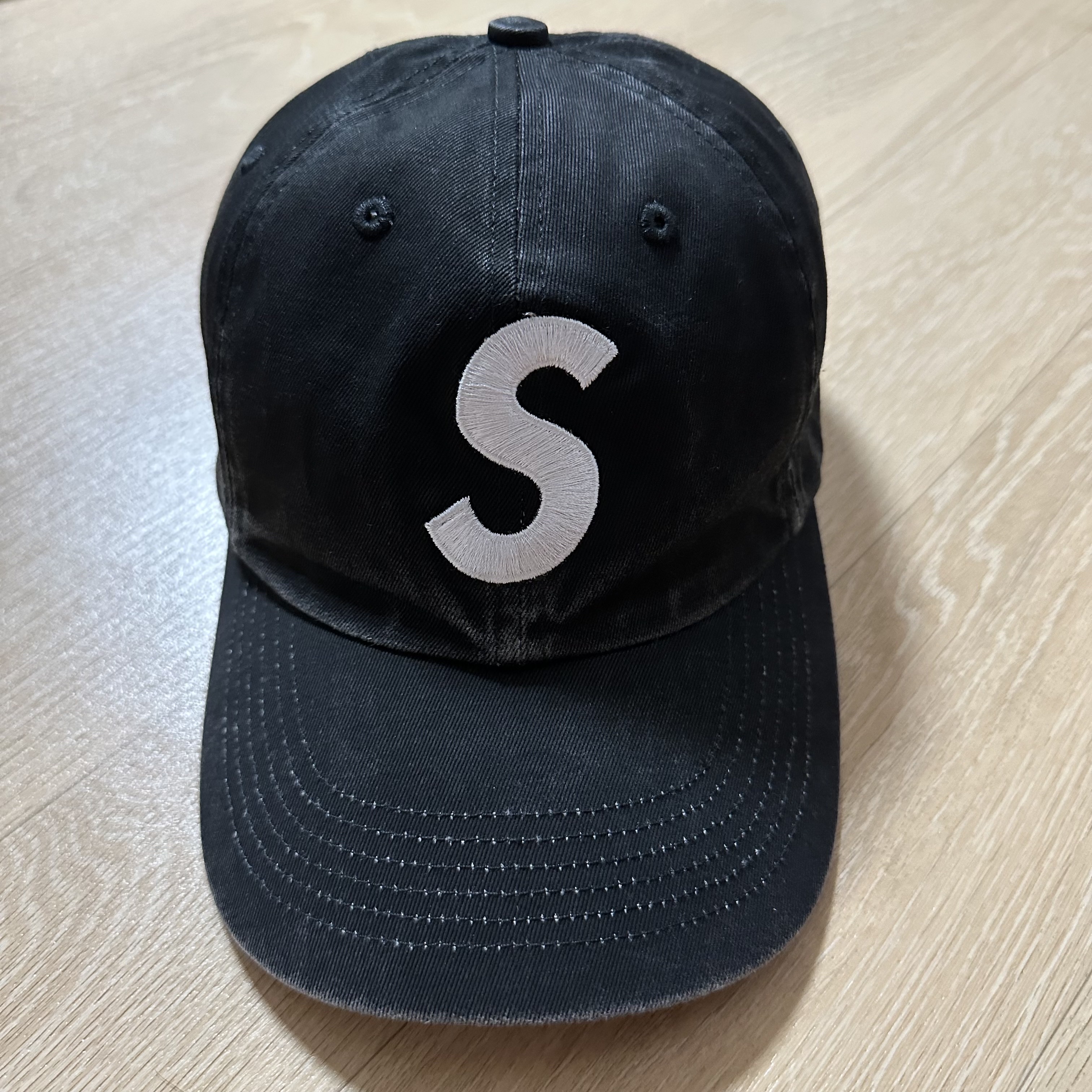 Supreme Pigment Coated 2-Tone S Logo 6-Panel Black - 25FW 착용 스타일