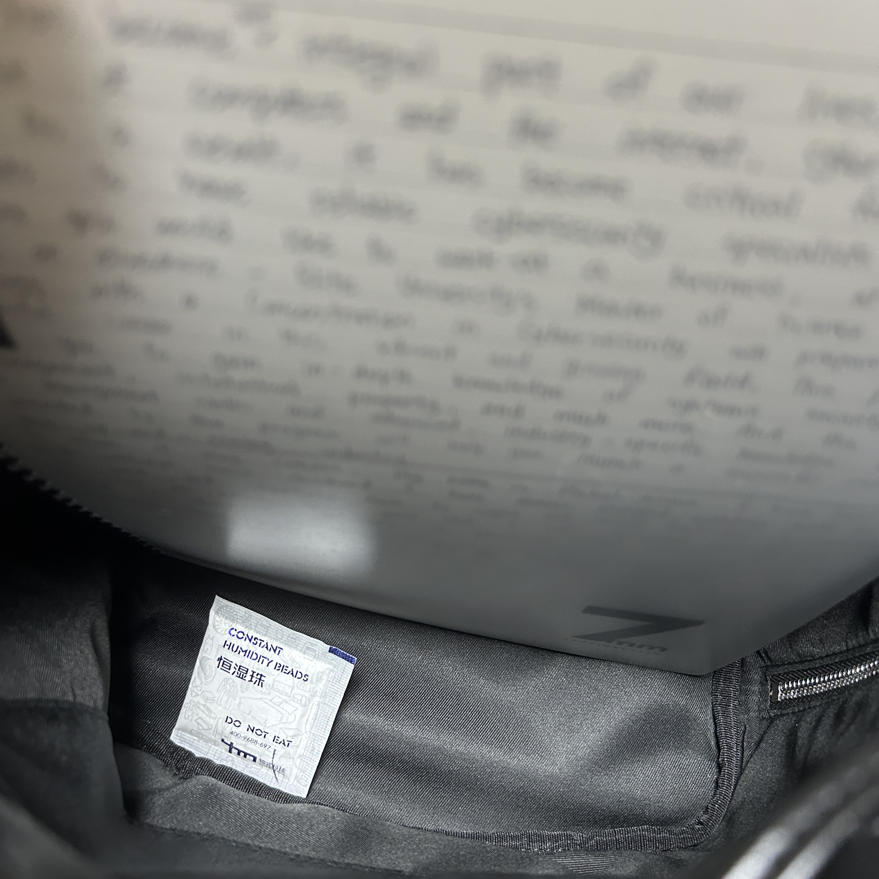 Matin Kim Buckle Detail Backpack Black 착용 스타일 - 2